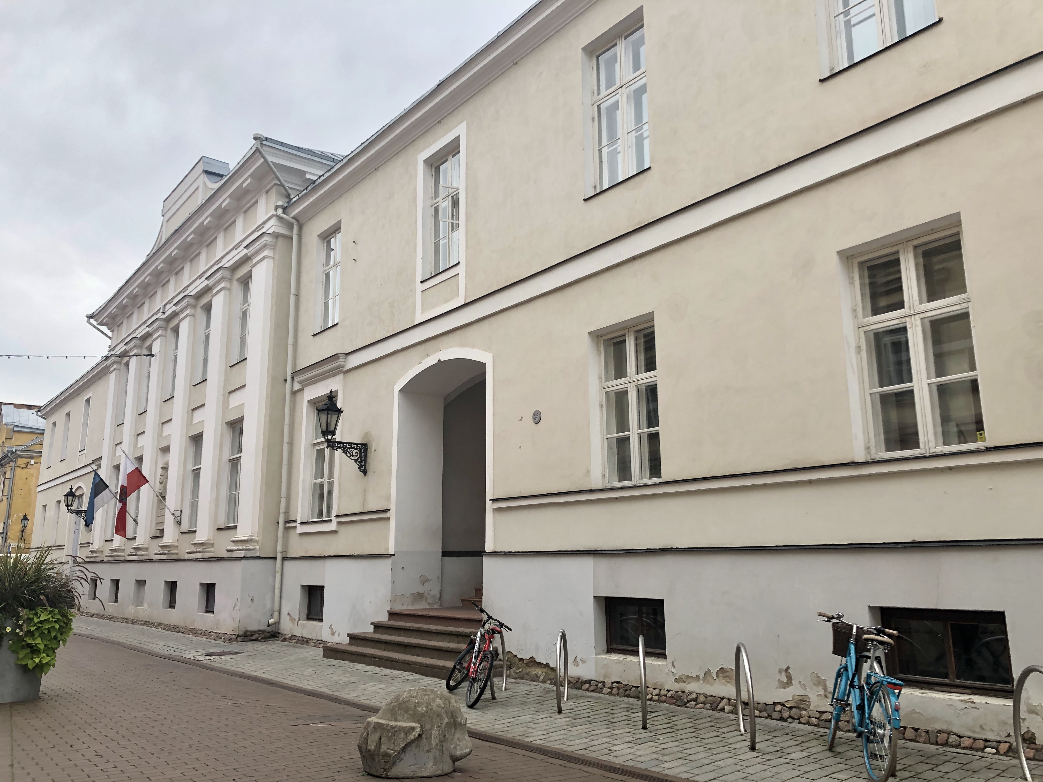 Vaade Rüütli tänavalt Hugo Treffneri Gümnaasiumile