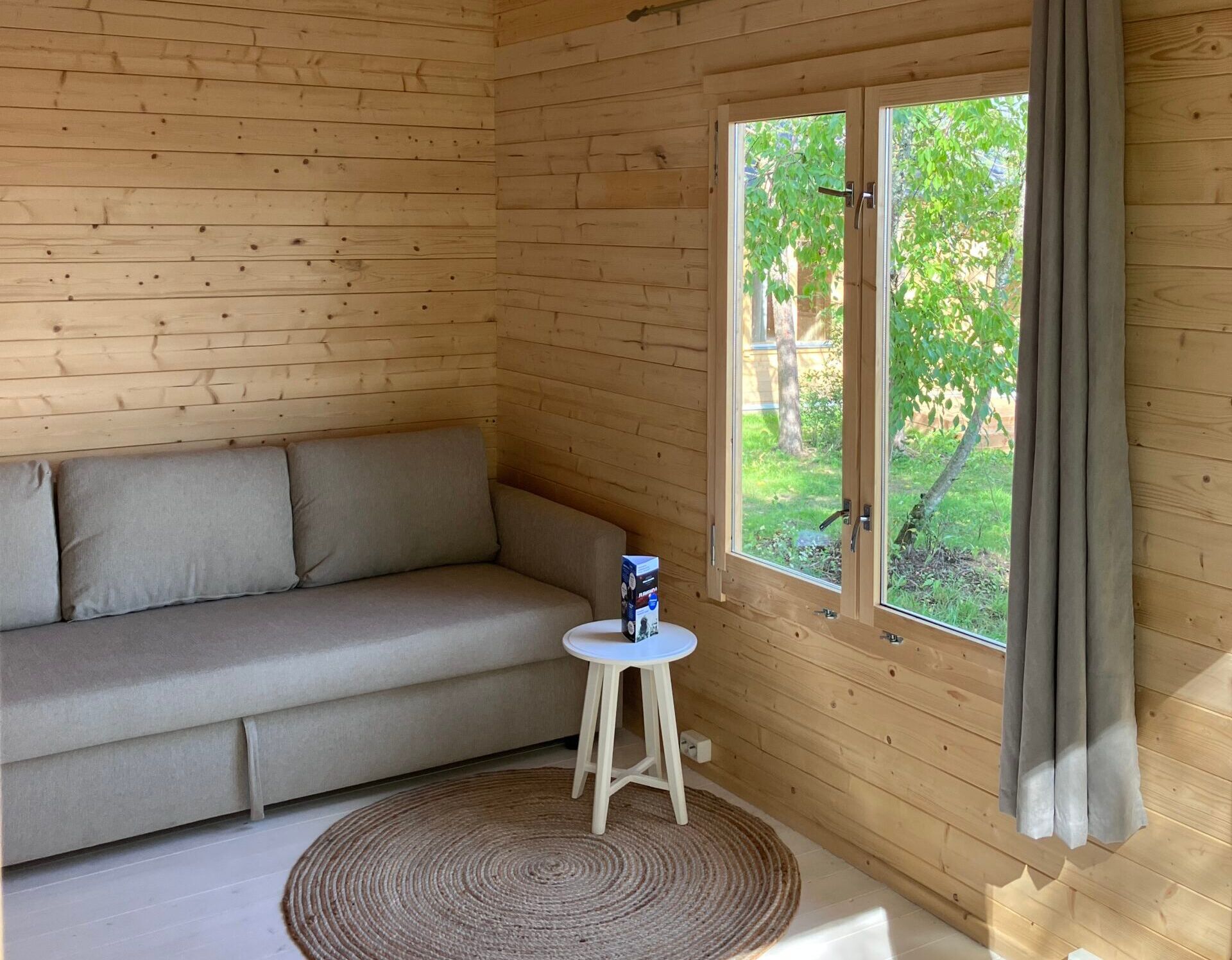 Hara sadama kalurihüti elutuba lahtikäiva diivaniga