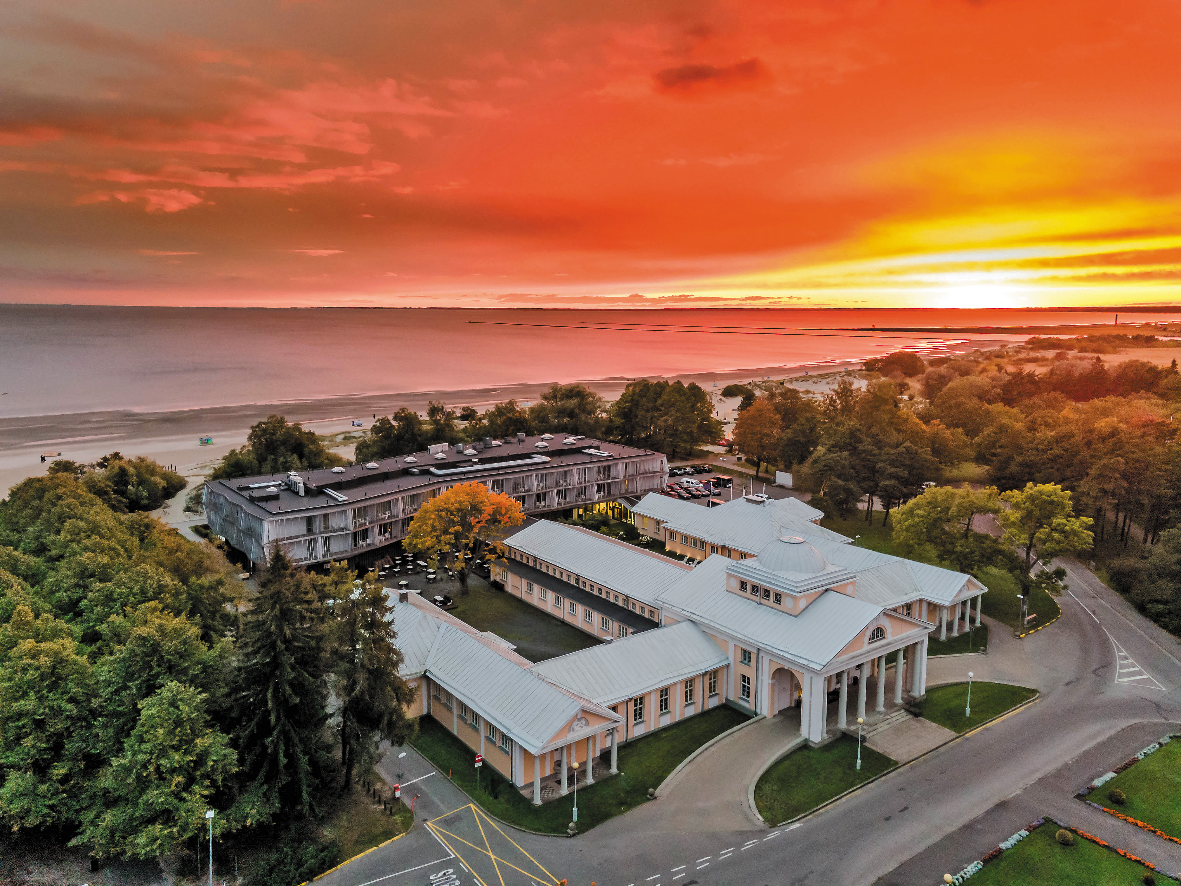 Pärnu mererannal ootab teid Hedon SPA & Hotel - ainulaadne naudingute kodu, kus harmoonias kohtuvad vana ja uus. Ajaloolises mudaravila hoones asub bu