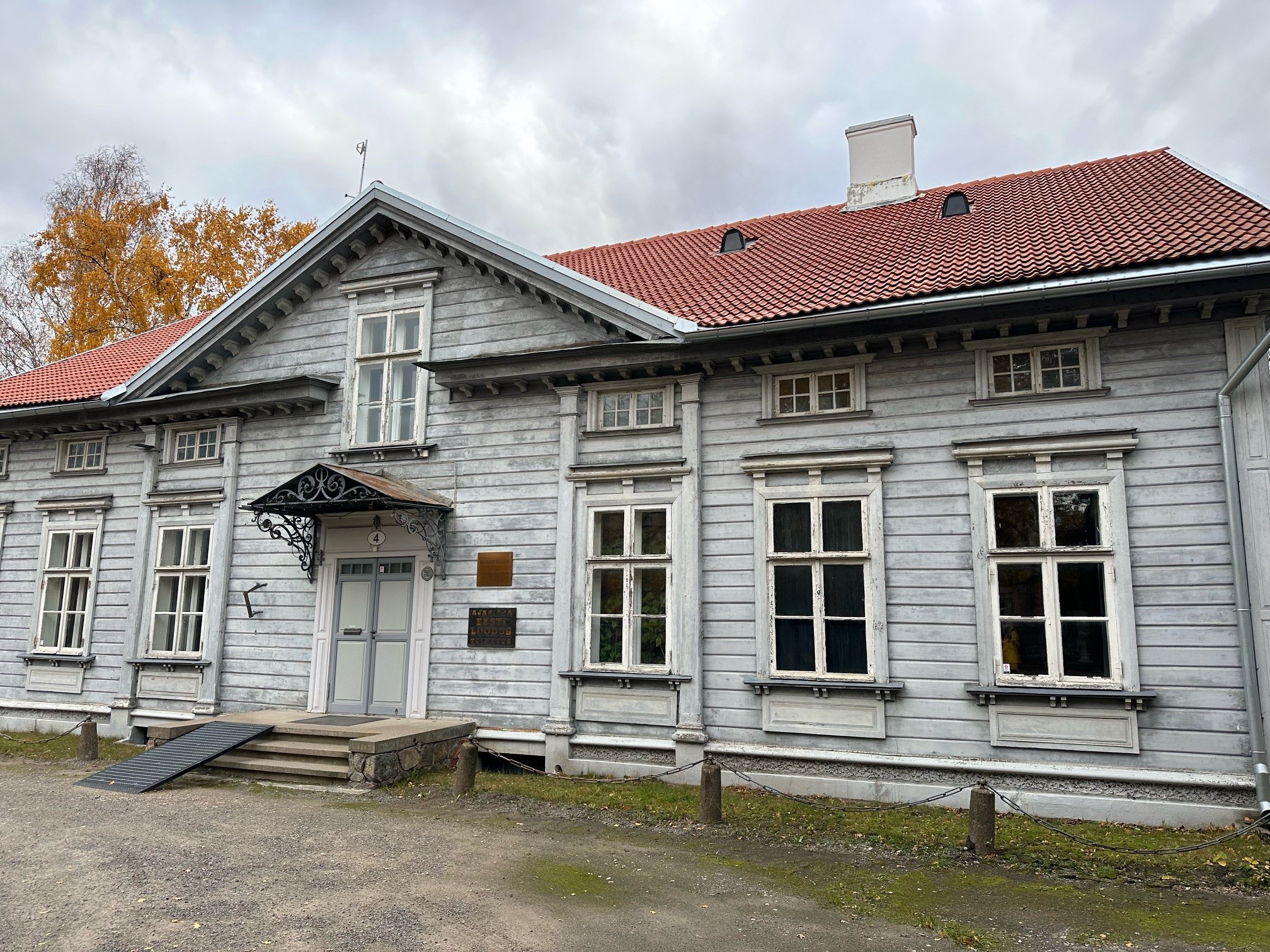 Tartu Baeri maja külje pealt vaadelduna