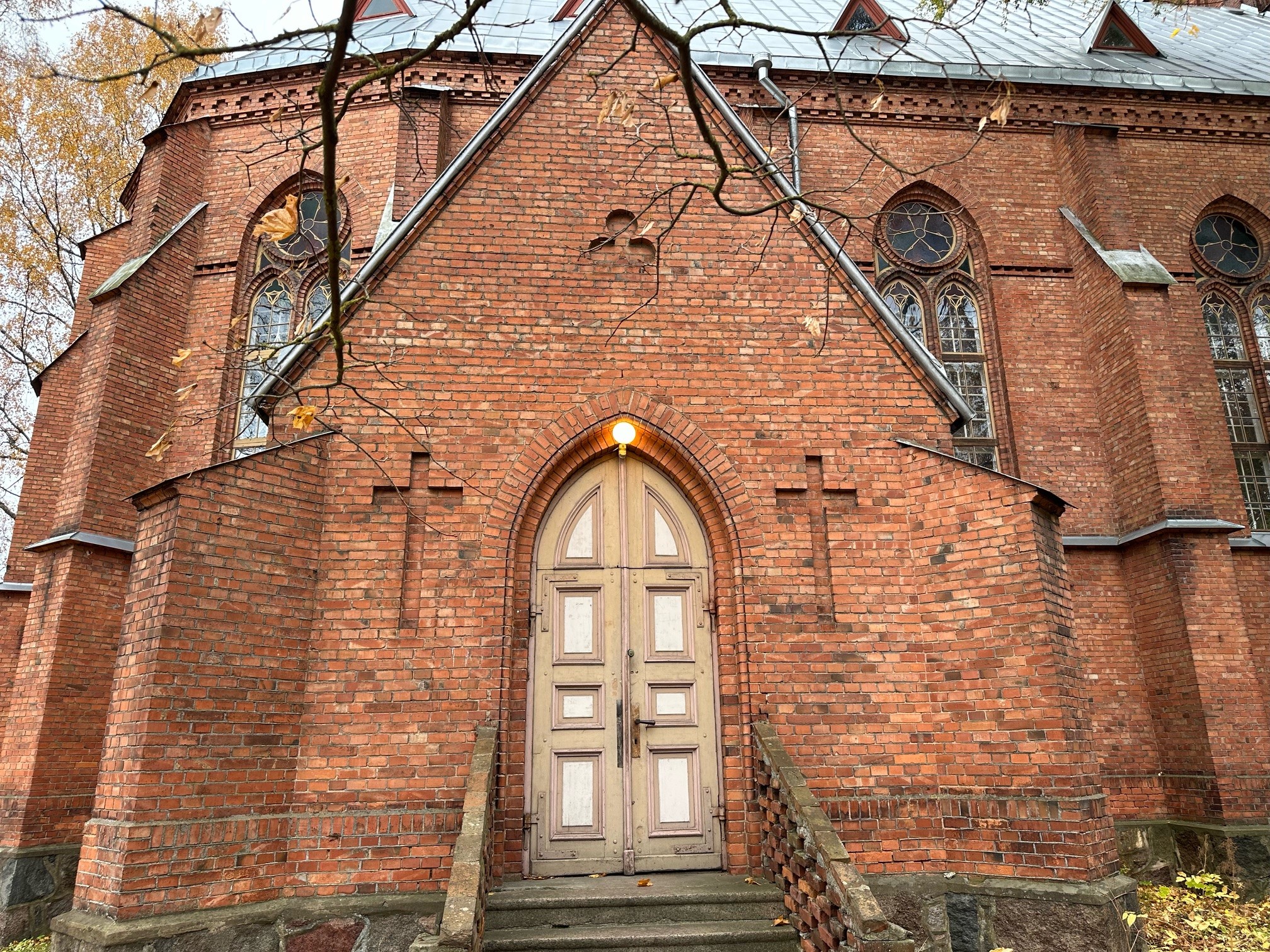 Tartu Katolik Kiriku külje peal asuv uks