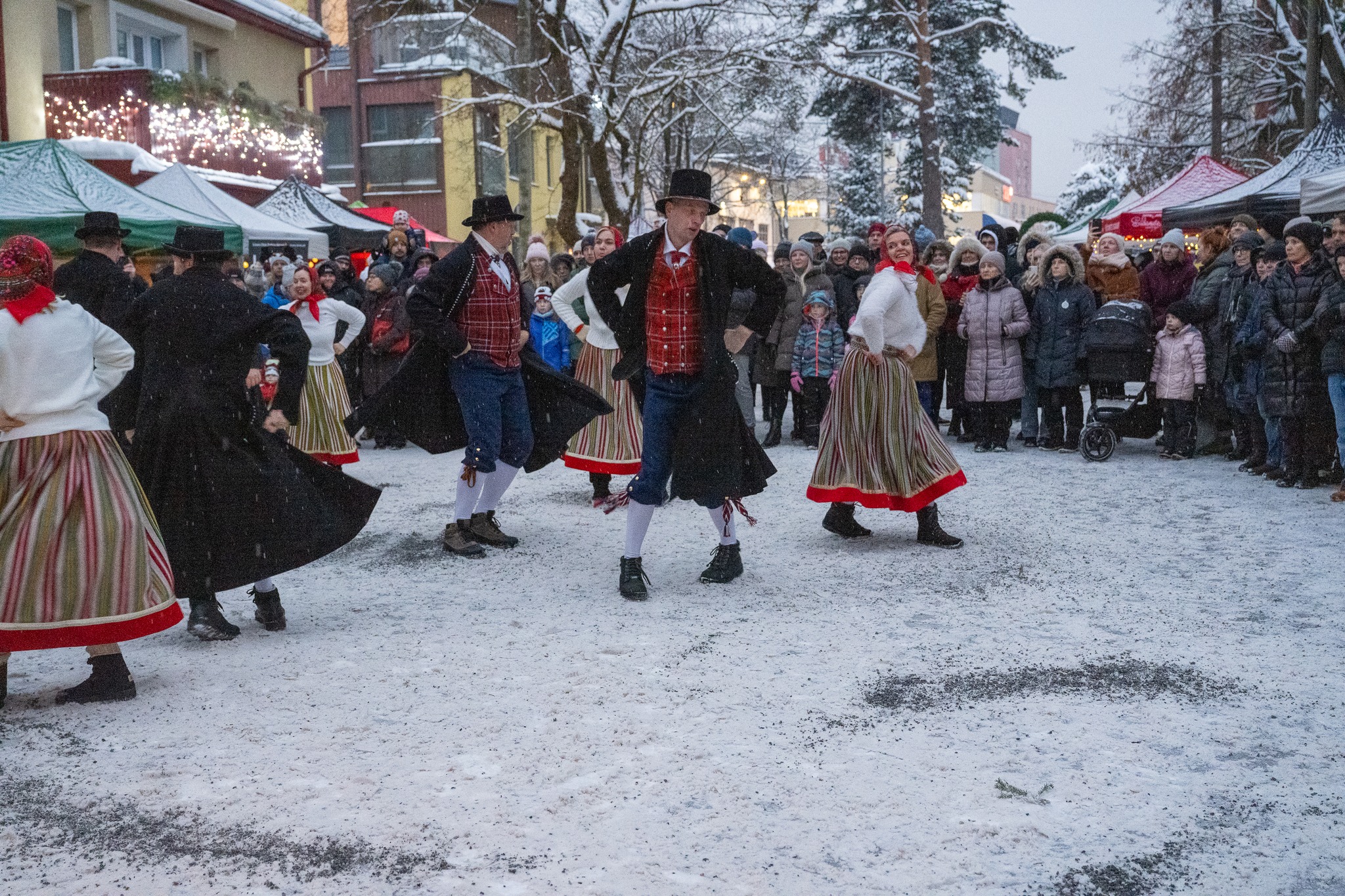 Inimesed tantsimas Nõmme jõuluturul