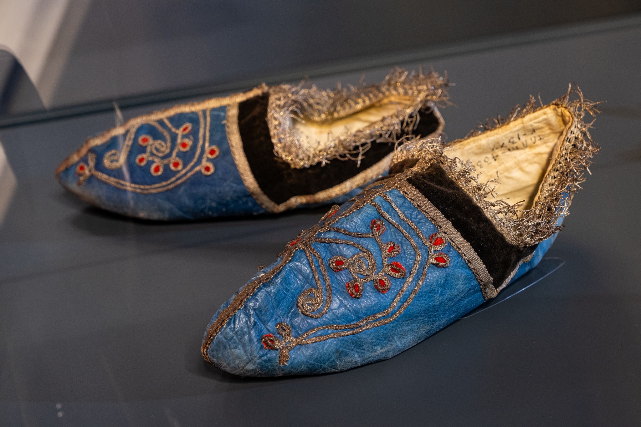 Vanhanaikaiset jalkineet näyttelyssä Viron merenmuseossa