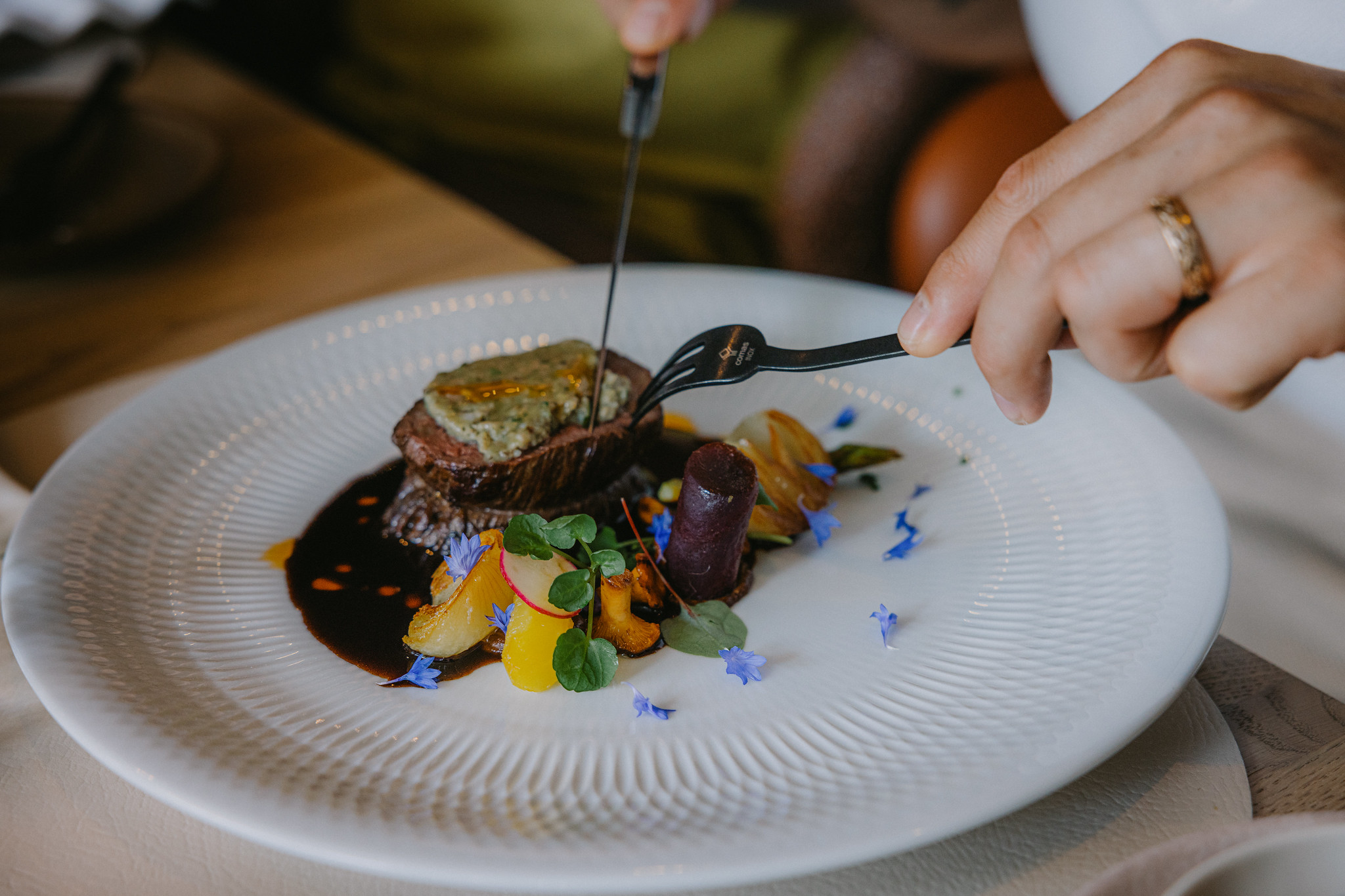 Fine dining-ravintola Raimond Pärnun rannassa Hedon SPA & Hotellin merenpuoleisessa osassa, historiallisen mutakylpylän rakennuksessa. Kesäisin on ava