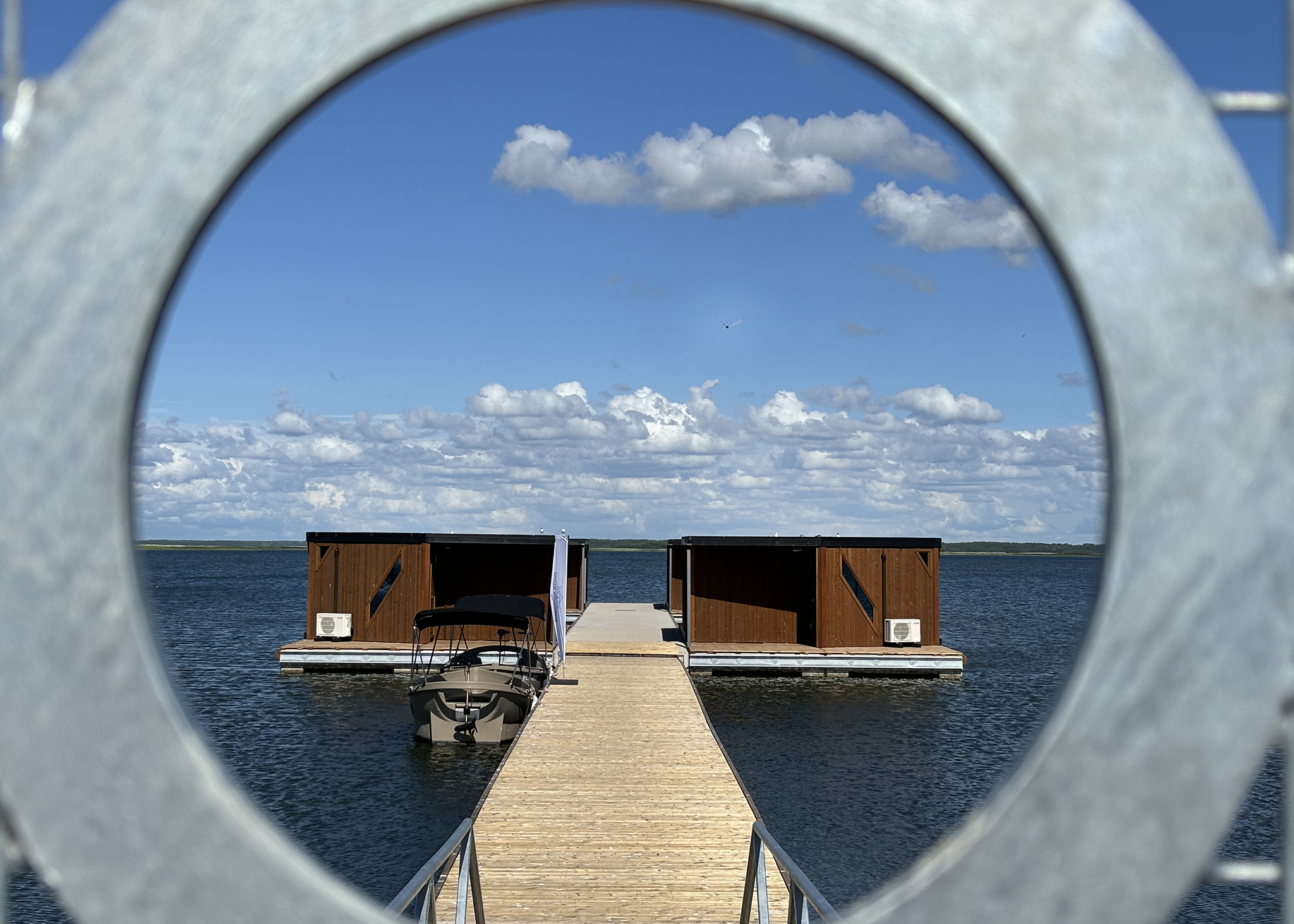 Kelluvien lomatalojen luo pääsee erillisen portin kautta.