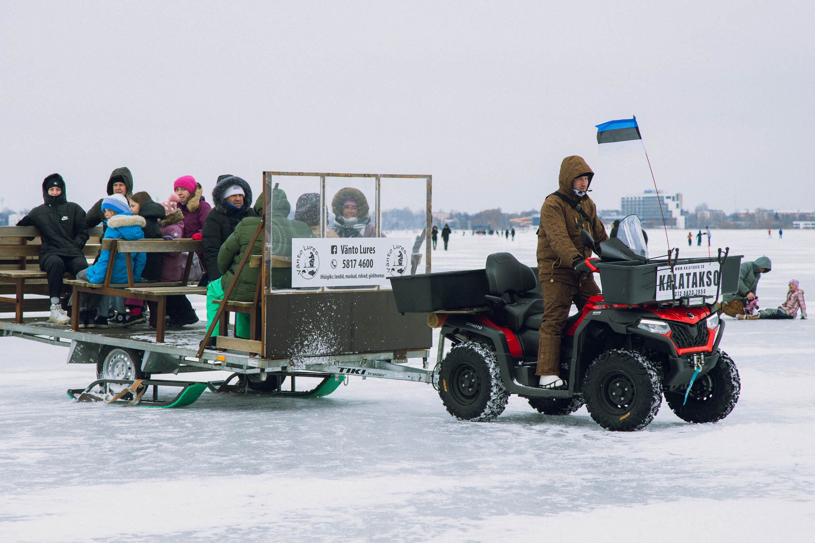 Turistid kruiisil Jäisel Pärnu lahel