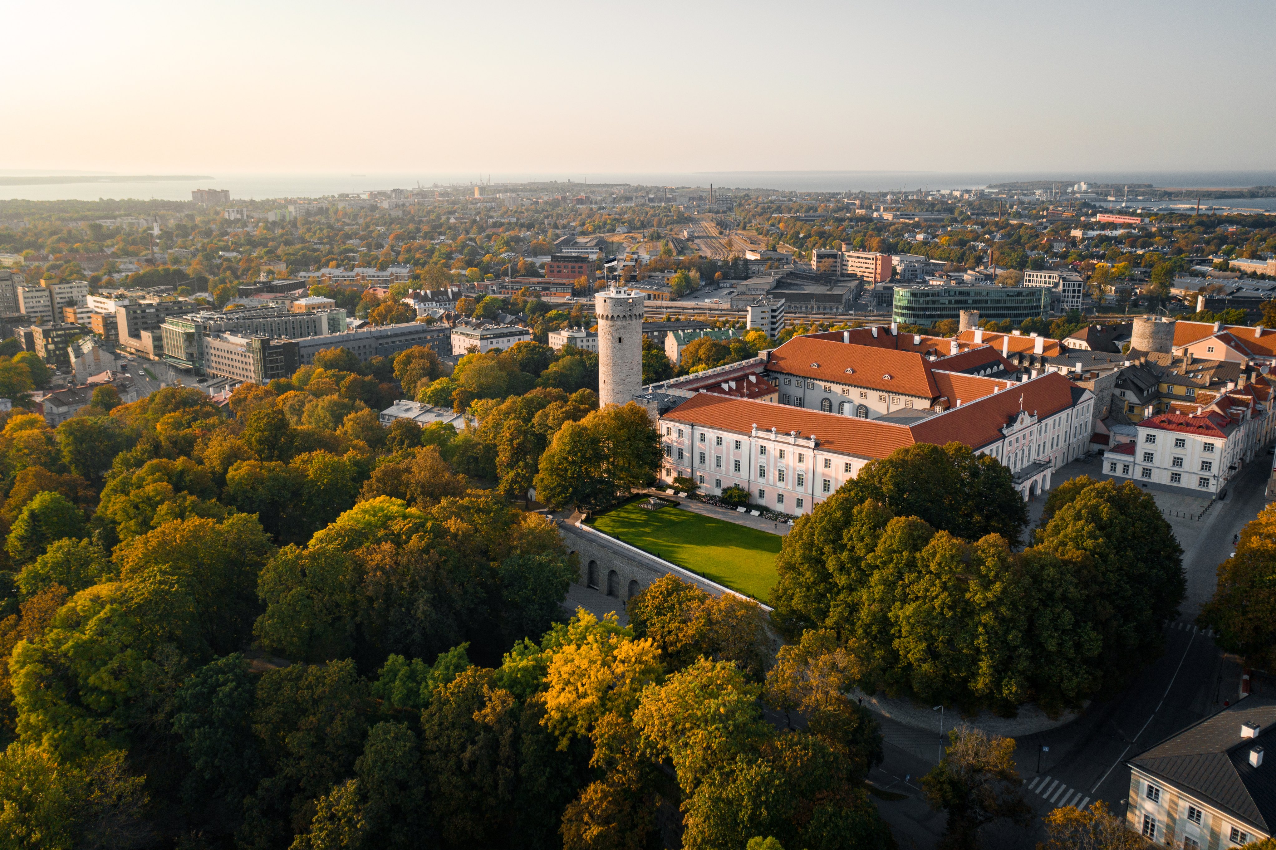 Luftaufnahme von Tallinn im Herbst