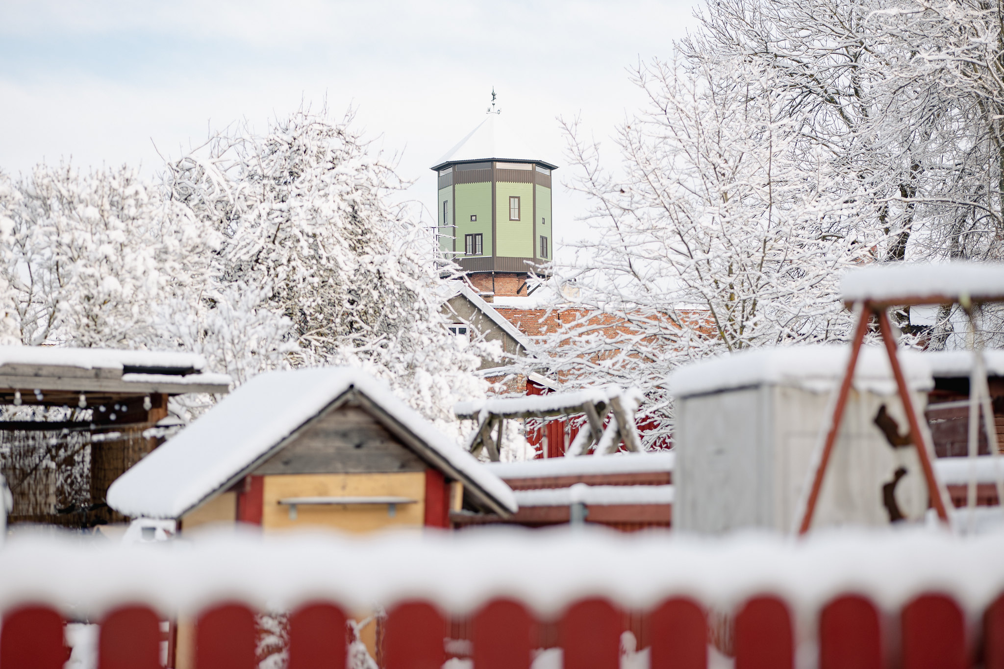 Vaade lumisele Viljandi vanale veetornile