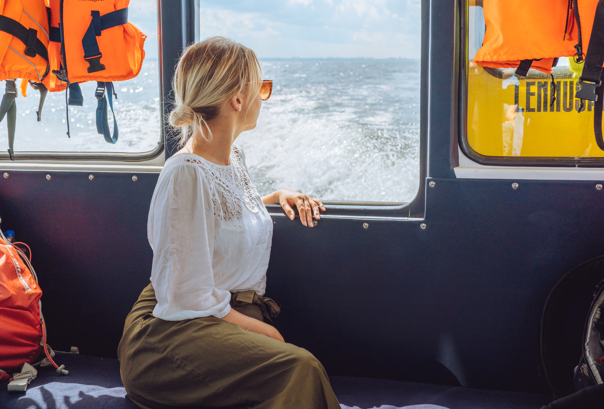 Naine merereisi nautimas