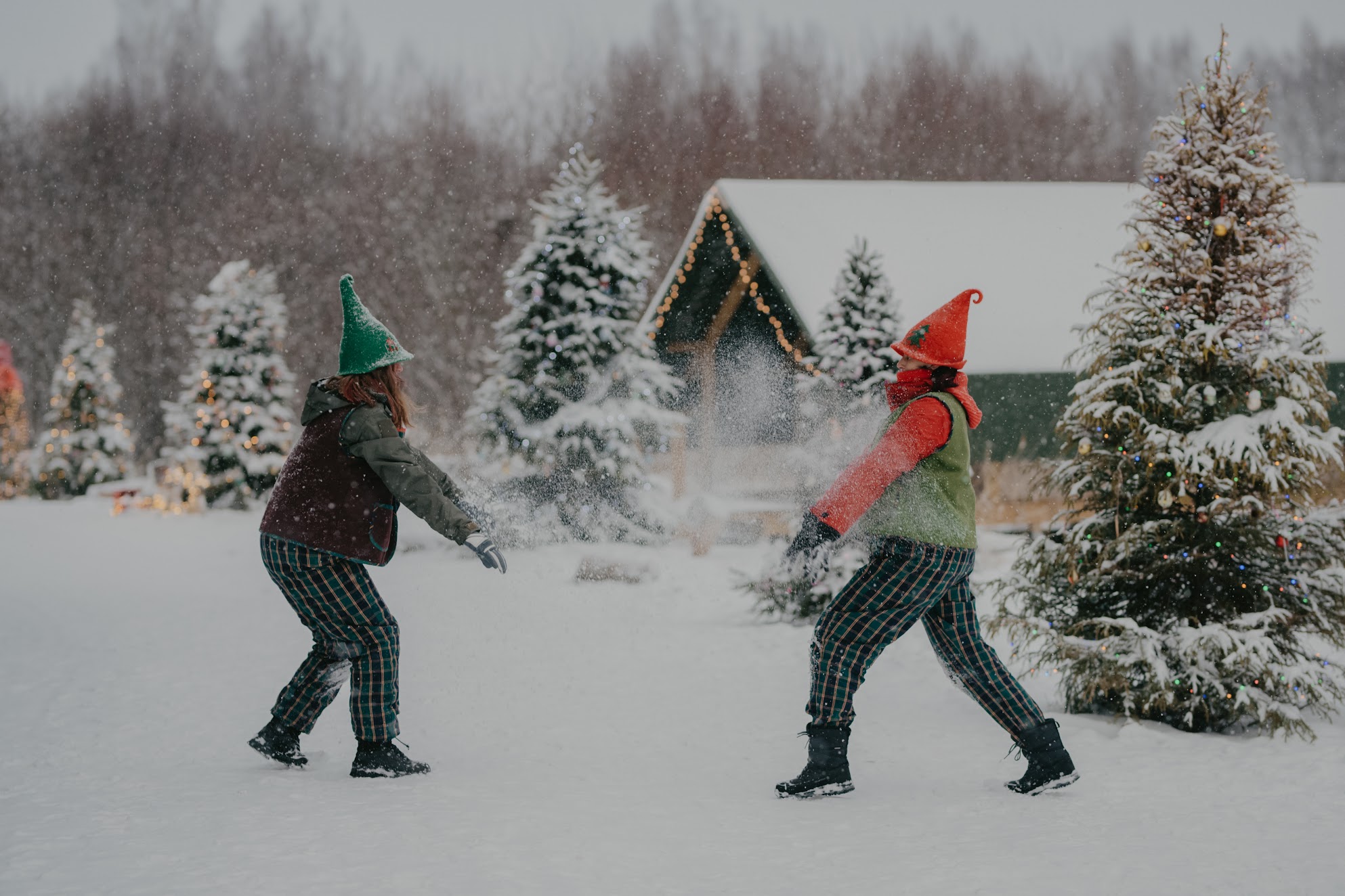 Ziemas ciema "Talveküla" rūķi blēņojoties