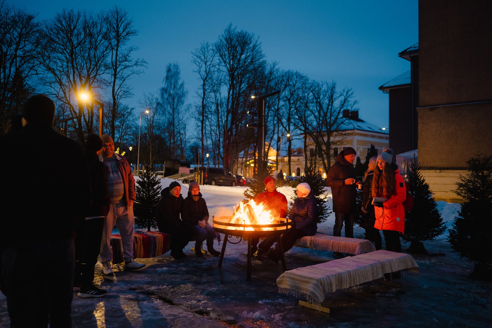 Jõululaada lõkke ümber soojas