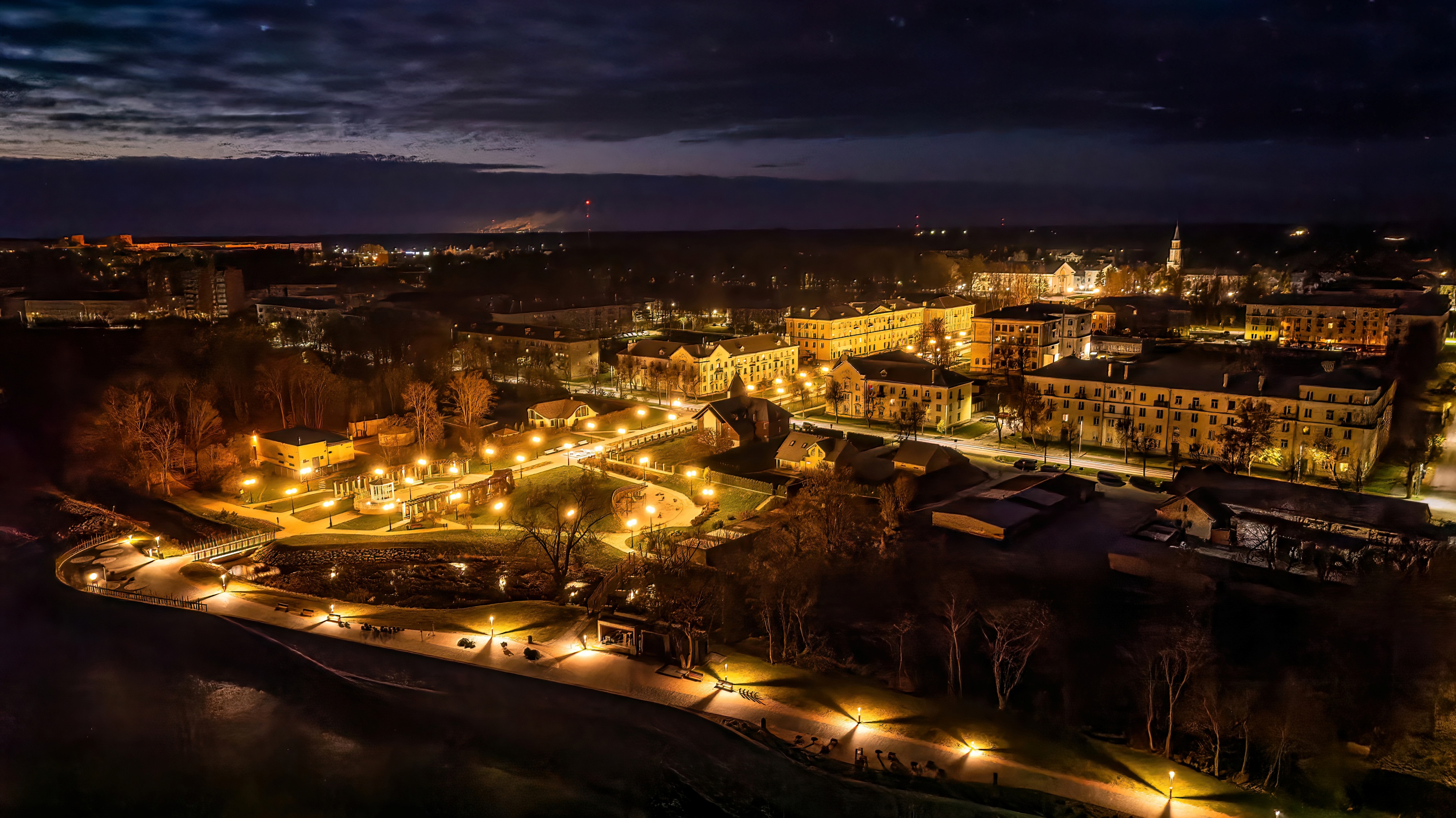 Sillamäe rannapromenaad õhtutuledes