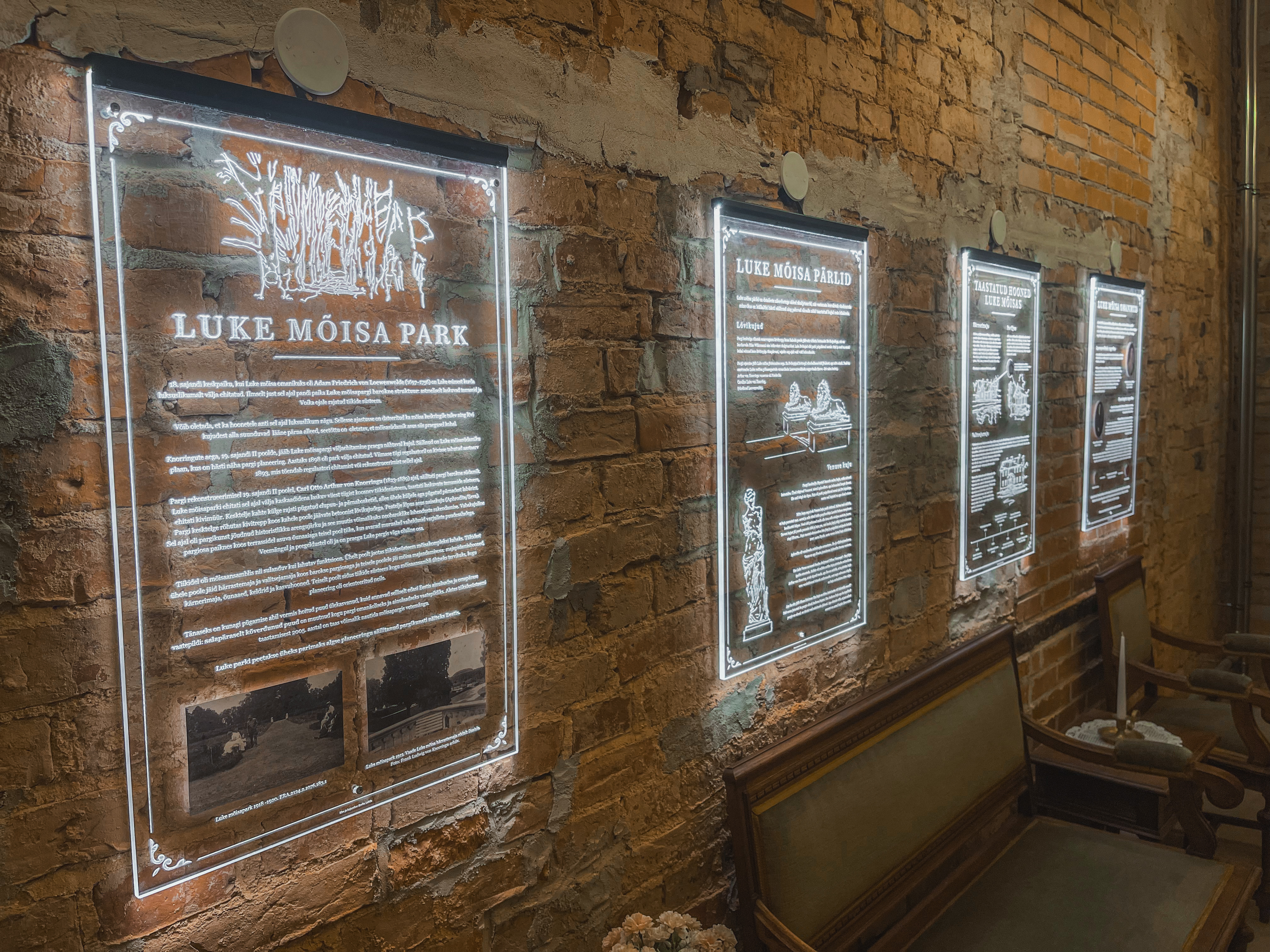 Luke mõisa valitsejamaja interjöör valgustatud infotahvlitega mõisa ajaloost.