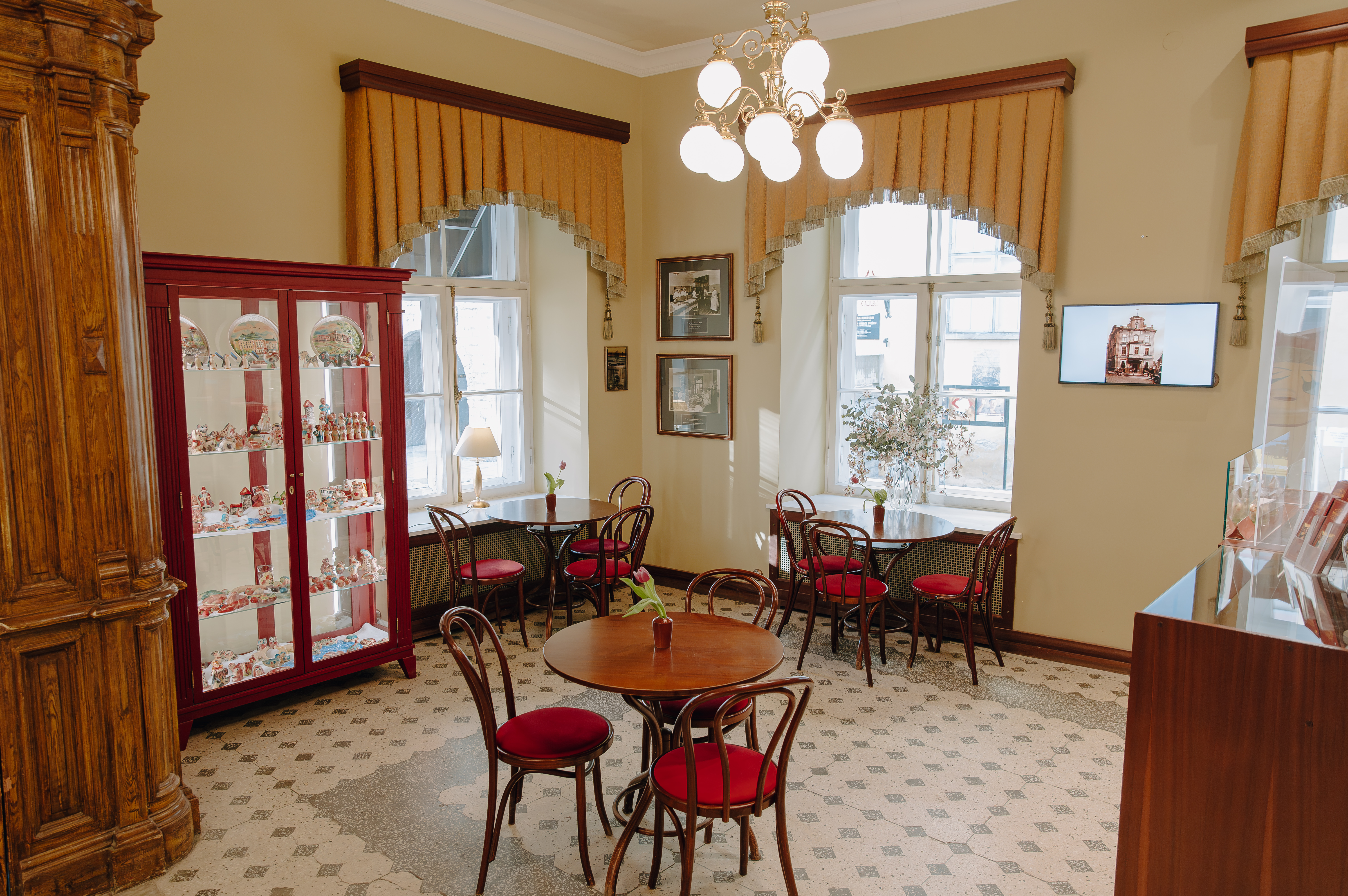 In the Marzipan room we offer the possibility to learn about marzipan and the fascinating history of the café via audioguide, view the exhibition of m