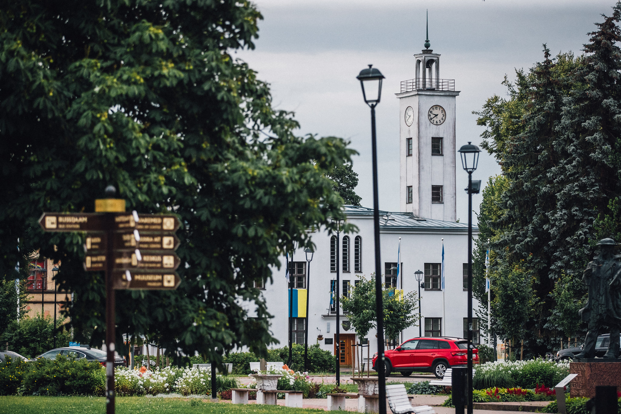 Suvine Viljandi raekoda läbi pargipuude