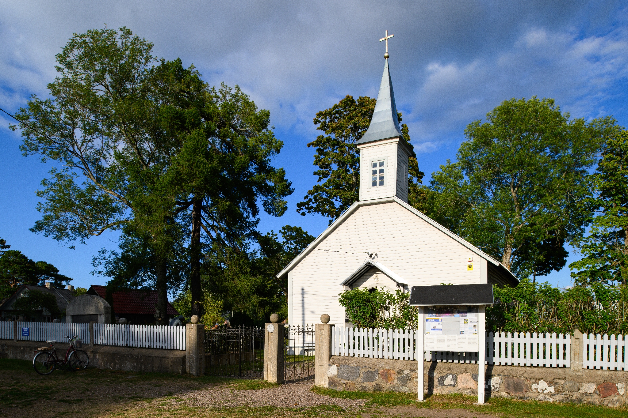 Käsmu chapel and cemetery