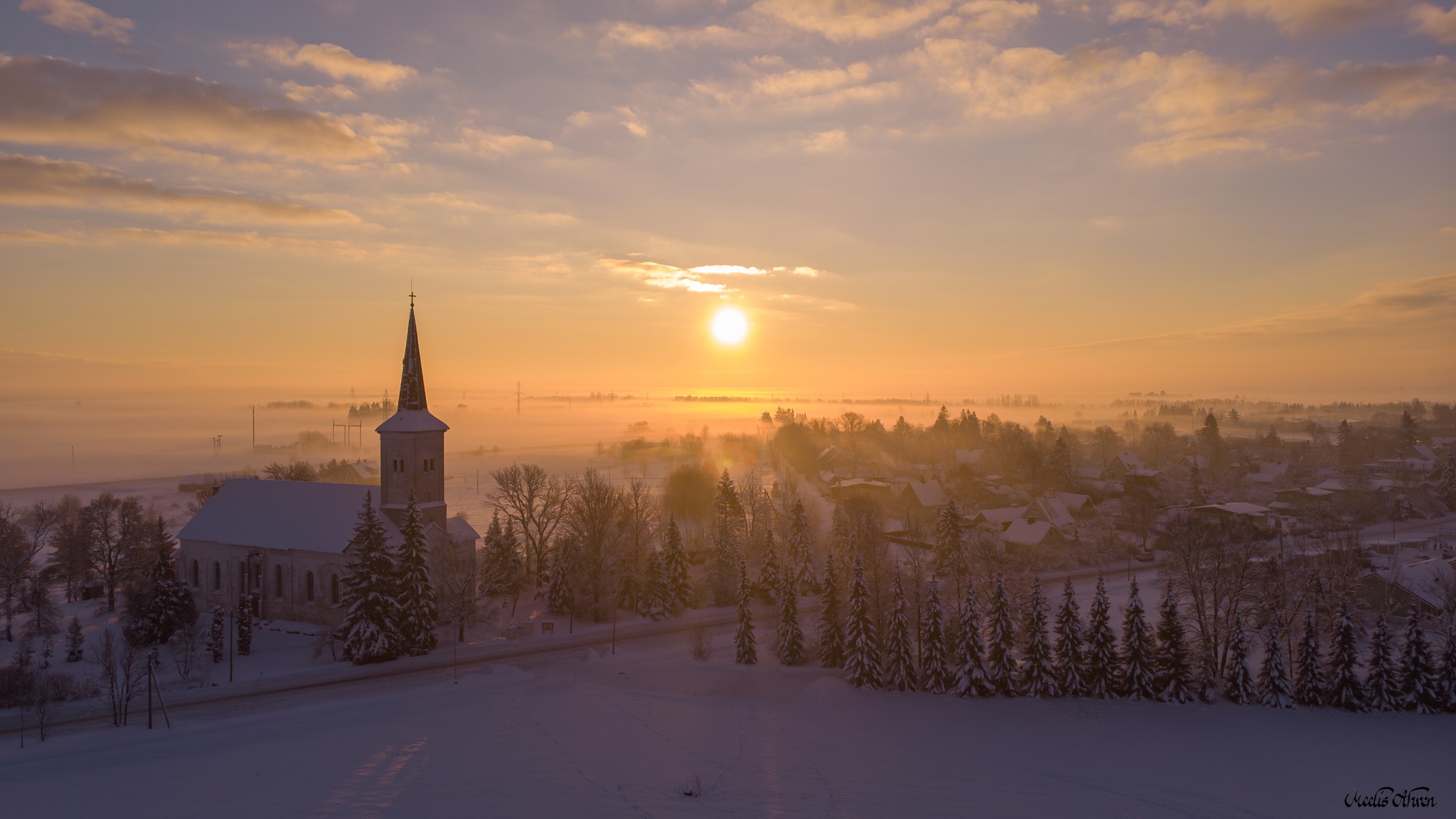 Harju-Jaani kirik talvises päikeseloojangus