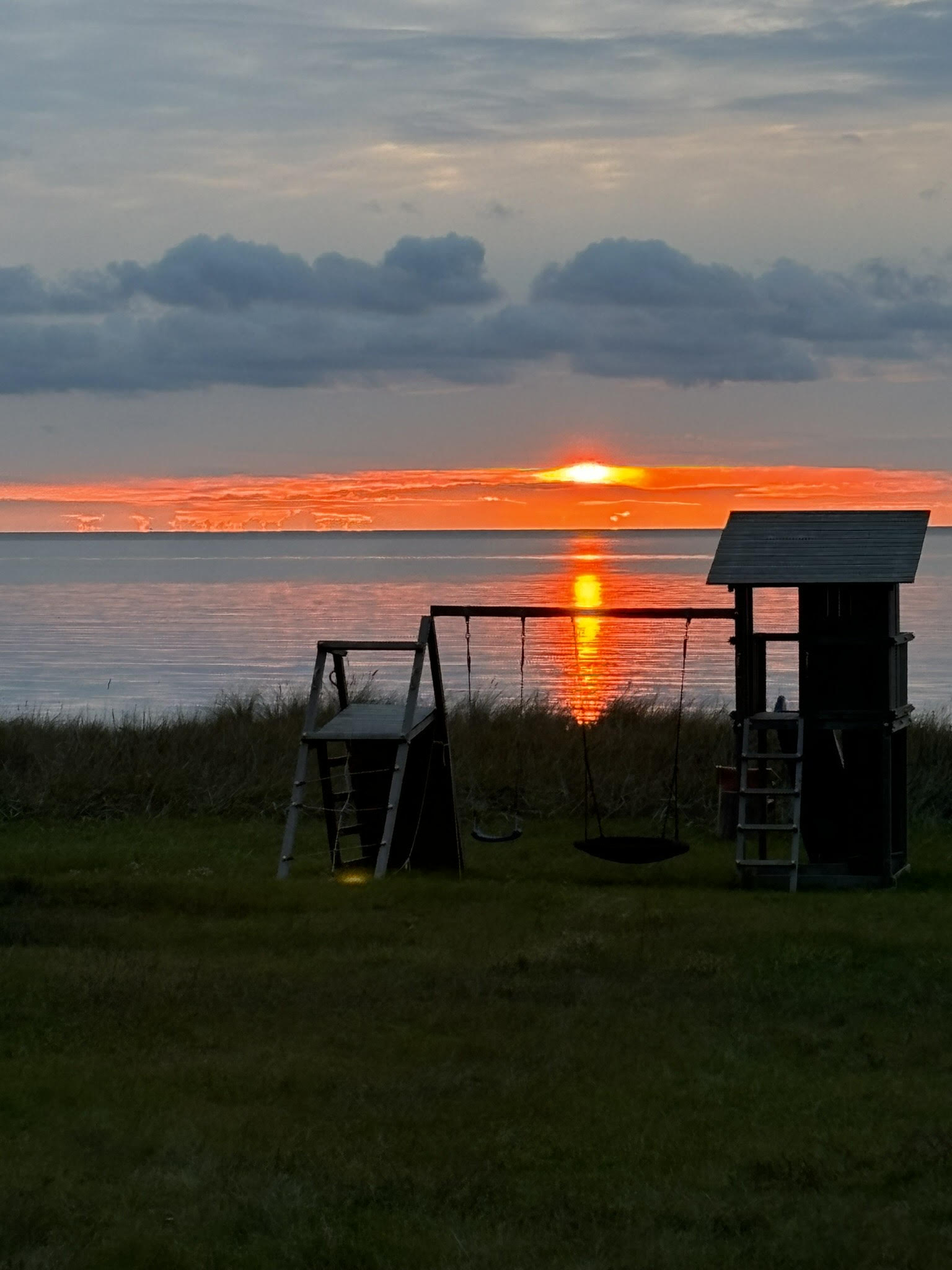Mänguväljak päikseloojangus