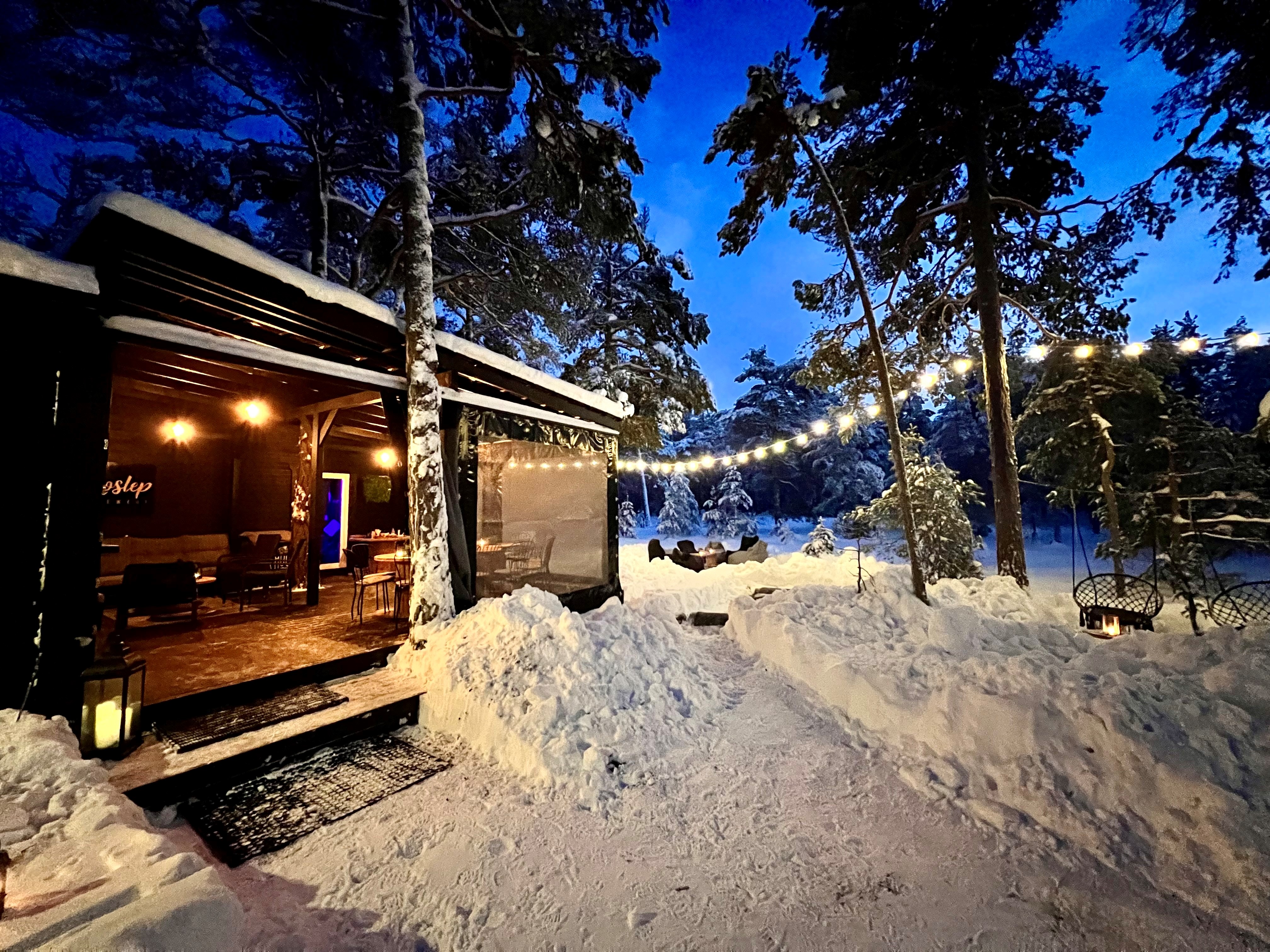 Metsabaari ees saab teha lumeingleid!