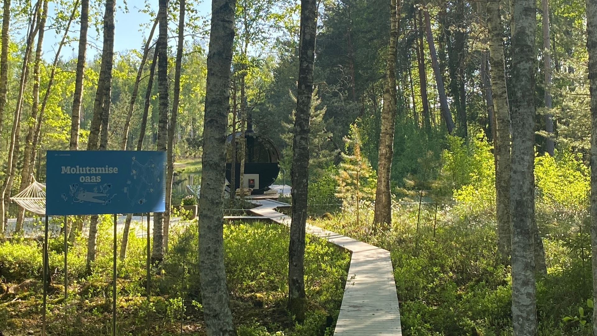 Enjoy a unique year-round sauna experience – two saunas, a bog lake, and a hot tub! The steam room of the raft sauna overlooks a pristine bog lake and