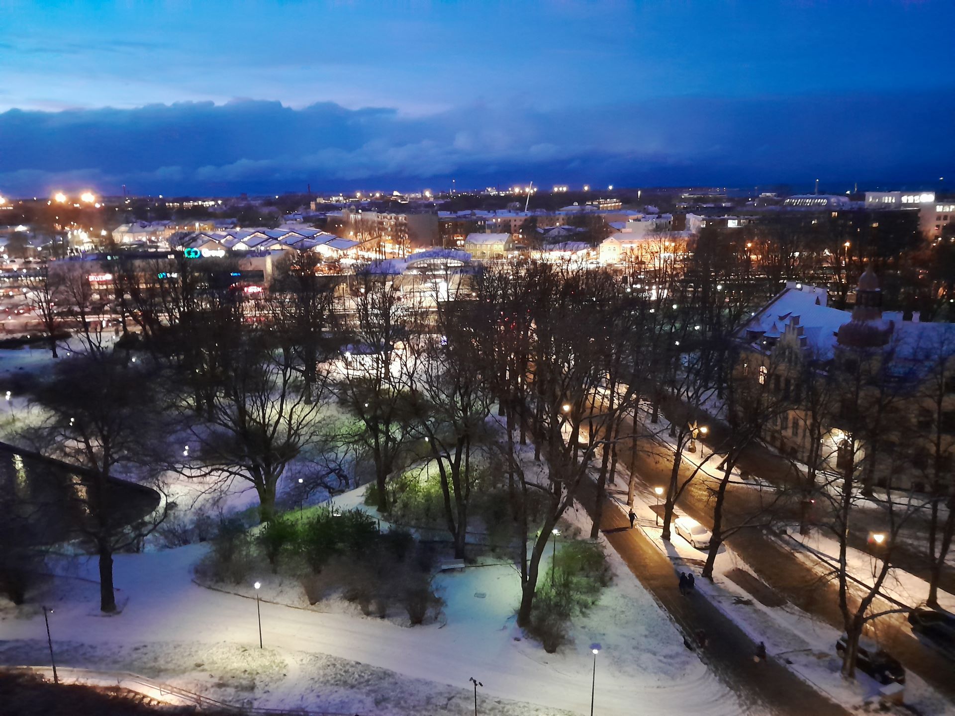 Jõuluteemaline jalutuskäik. Lumine linn