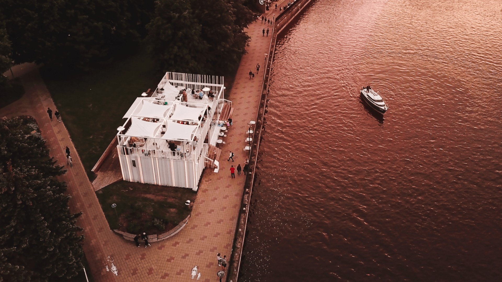 TOKO Restaurant on the banks of the Emajõgi River