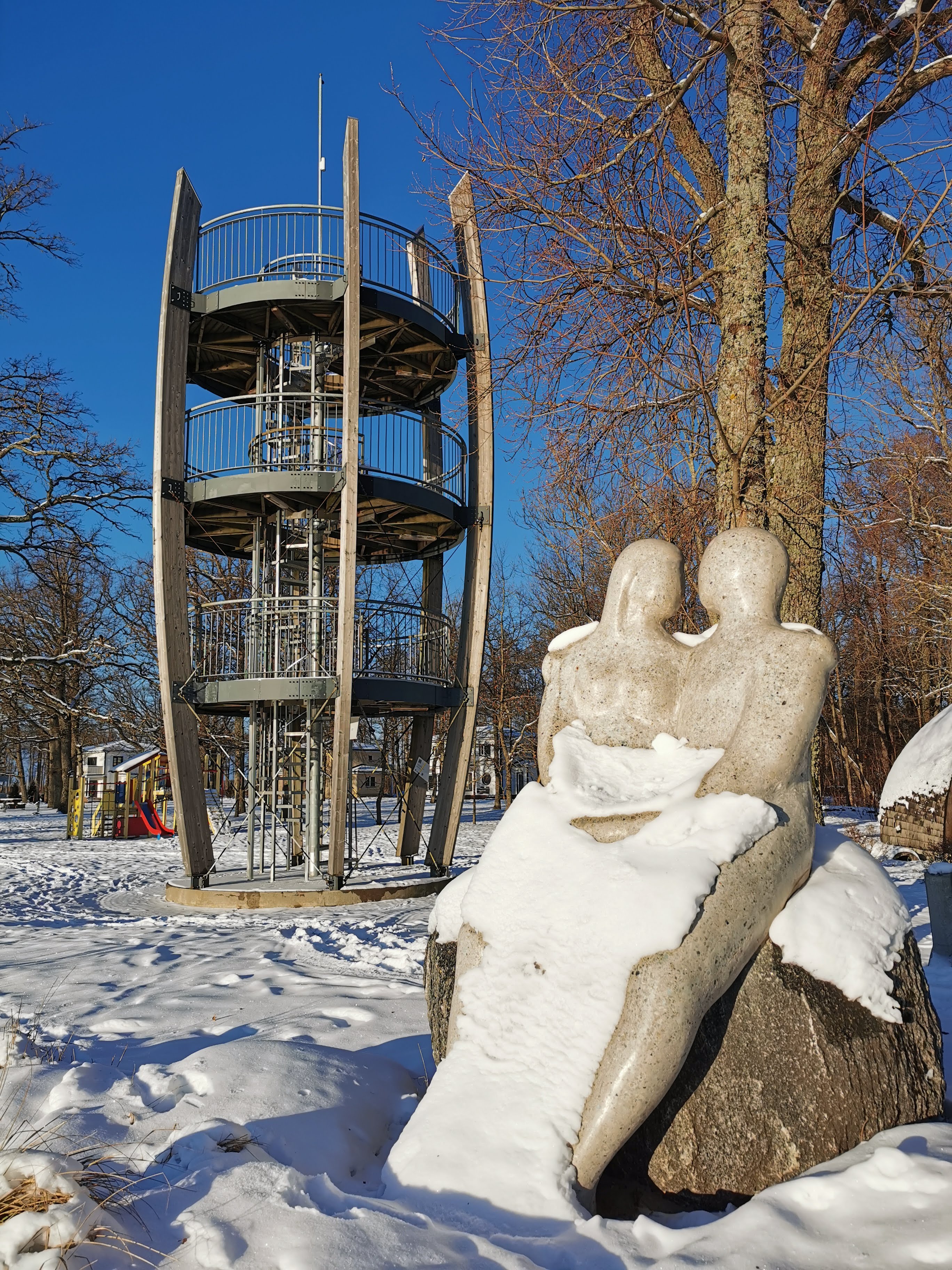 Winterlicher Aussichtsturm mit Blick auf das Meer in Valgera