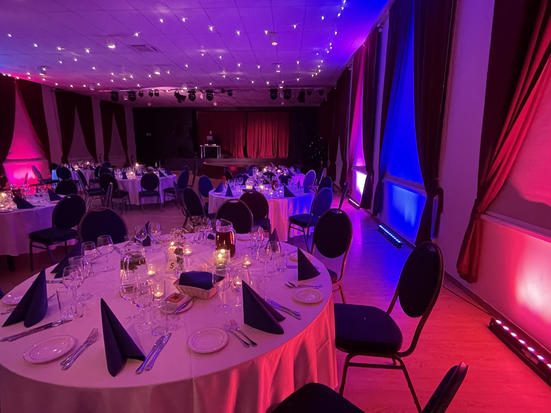 A large hall offers various possibilities for organizing receptions.