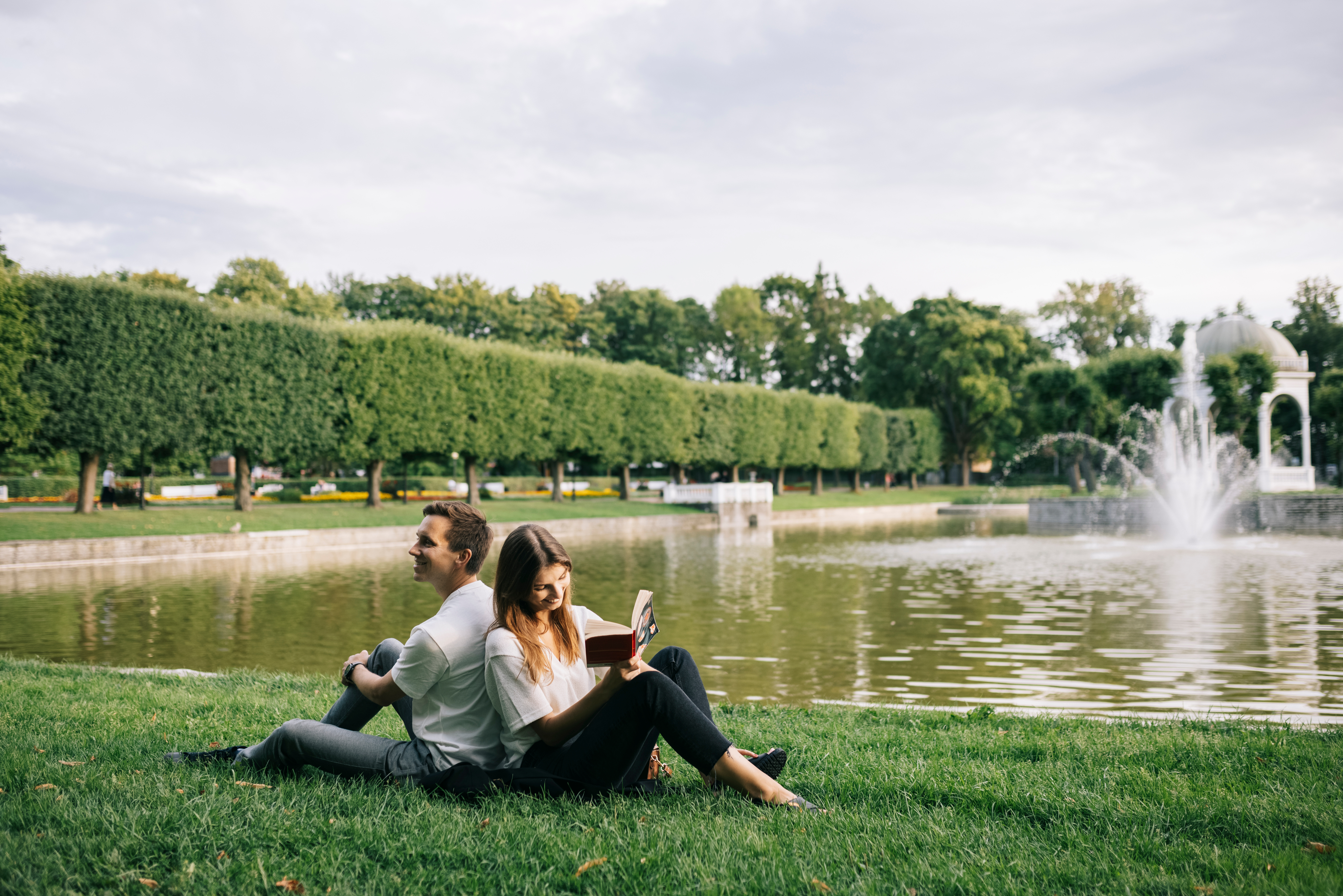 People read books in Kadriorg