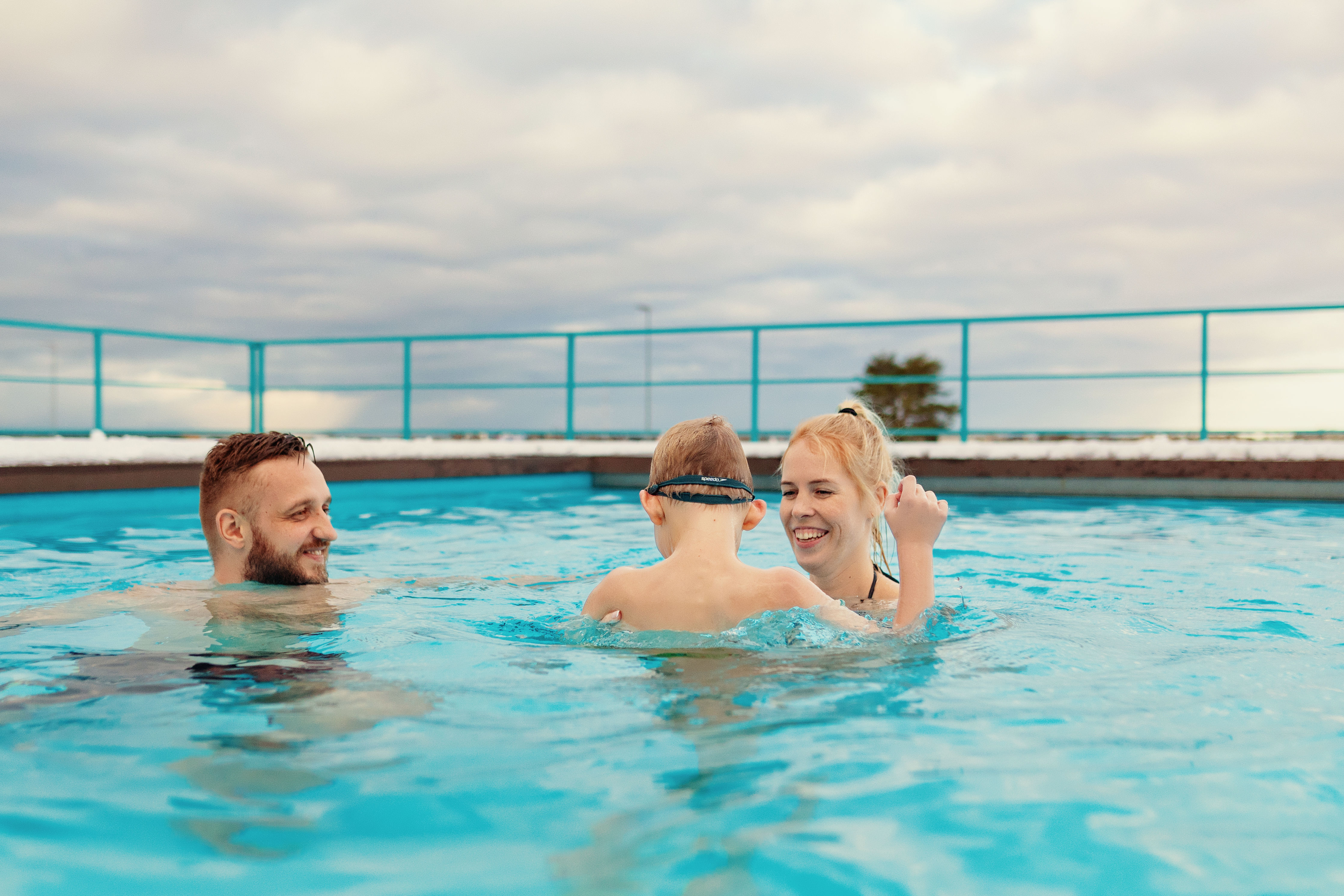 Pirts centrā atradīsiet apsildāmu SPA āra baseinu, masāžas baseinu un baseinu ar jūras ūdeni, atpūtas telpu ar stikla sienām, no pirtīm uzmundrinājumu