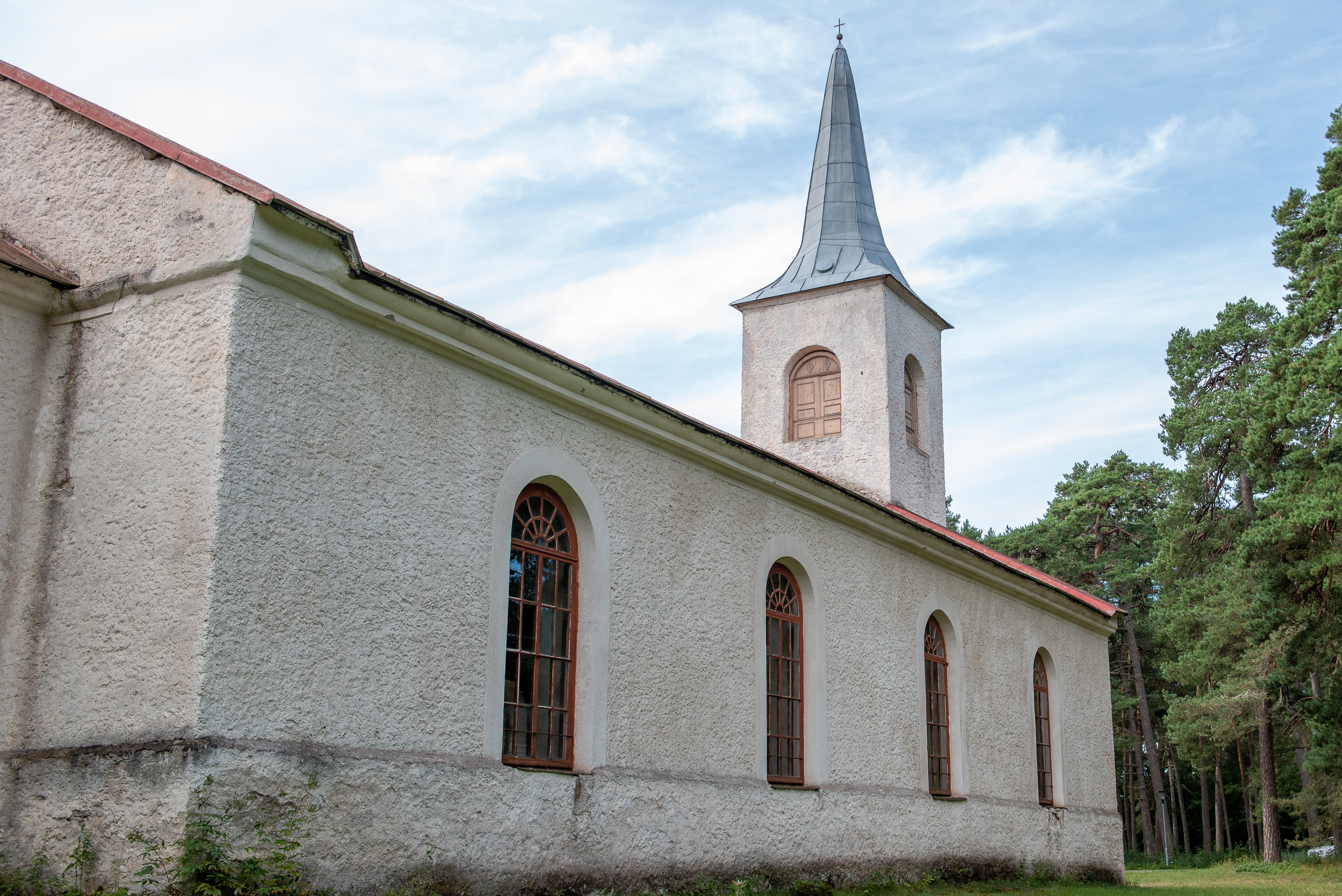 Vaade Emmaste kiriku küljele