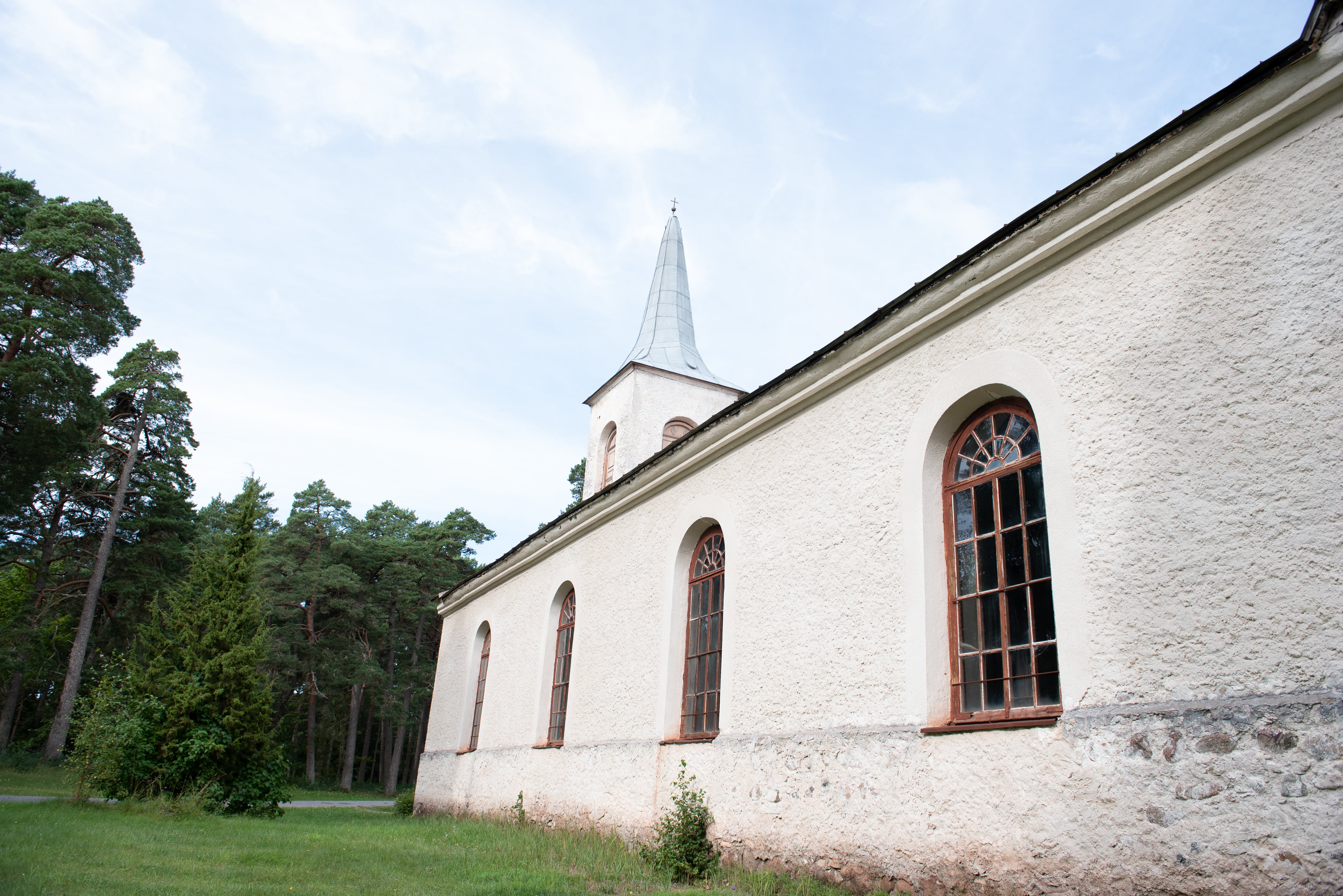 Vaade Emmaste kiriku küljele