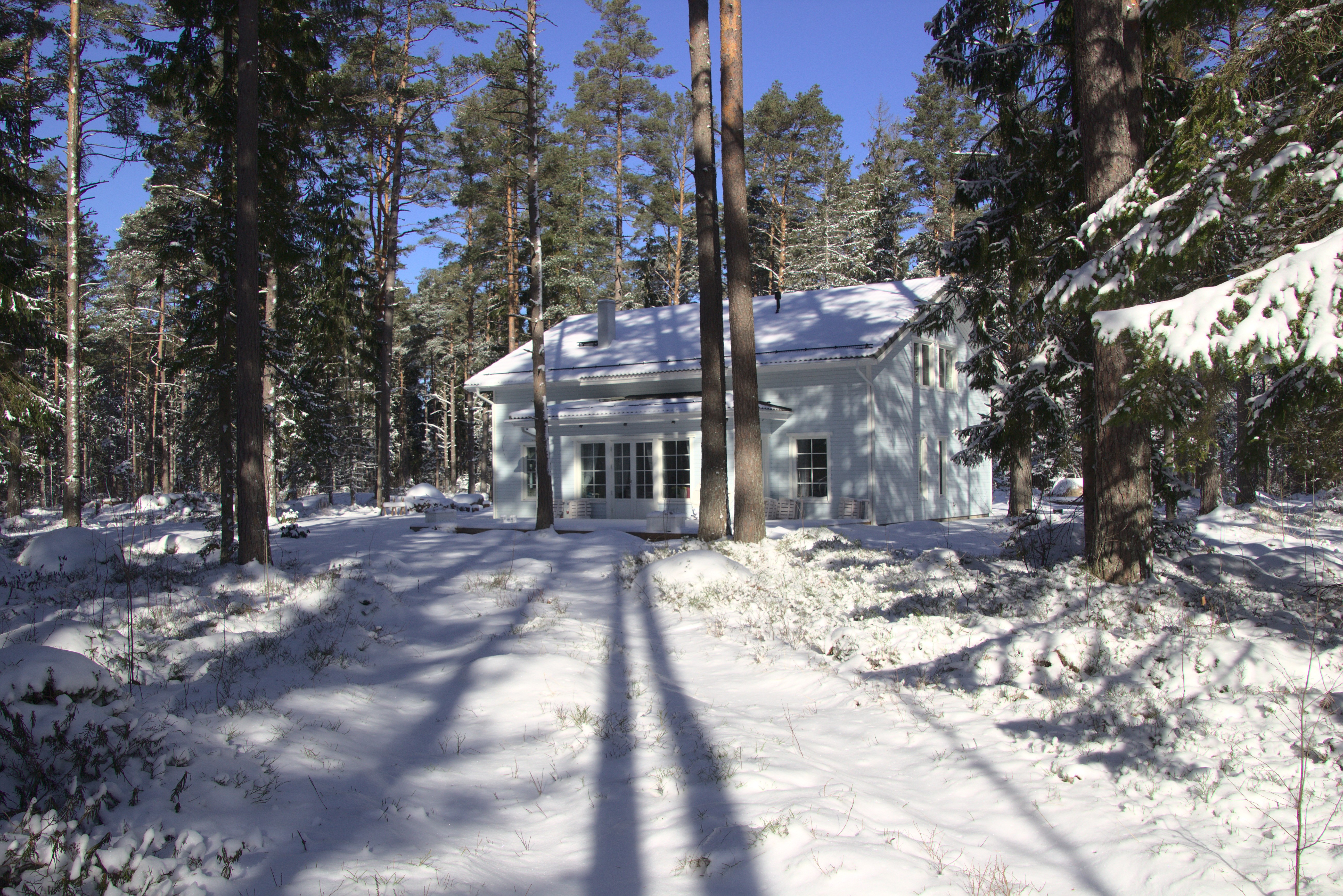 Die Meeres-Villa (estn. Mere Villa) an der nordestnischen Küste ist ein schönes Ferienhaus in einem Kiefernwald am Meer, dorthin können Sie kommen und