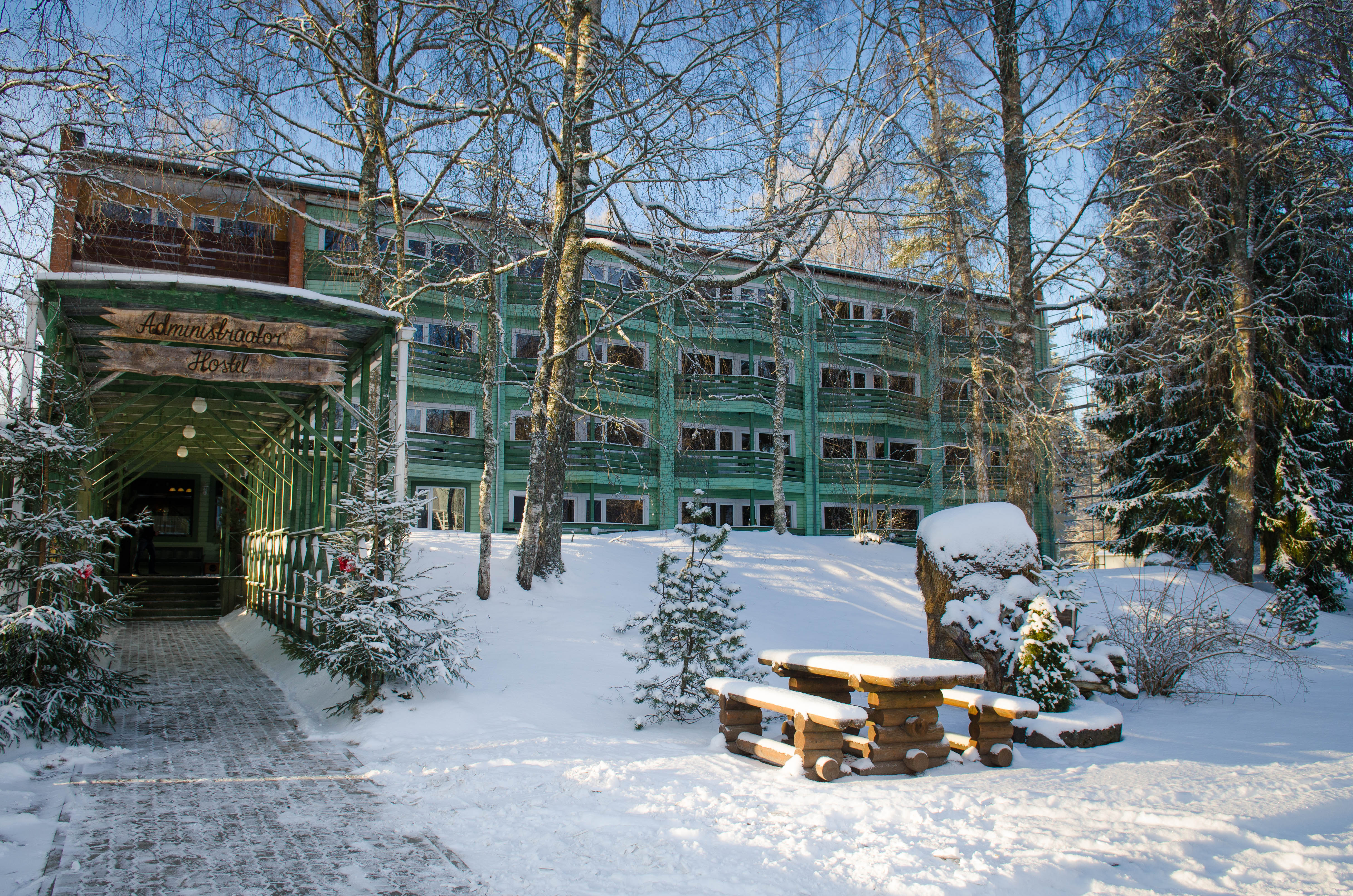 Nelijärve Puhkekeskuse hostel talvel