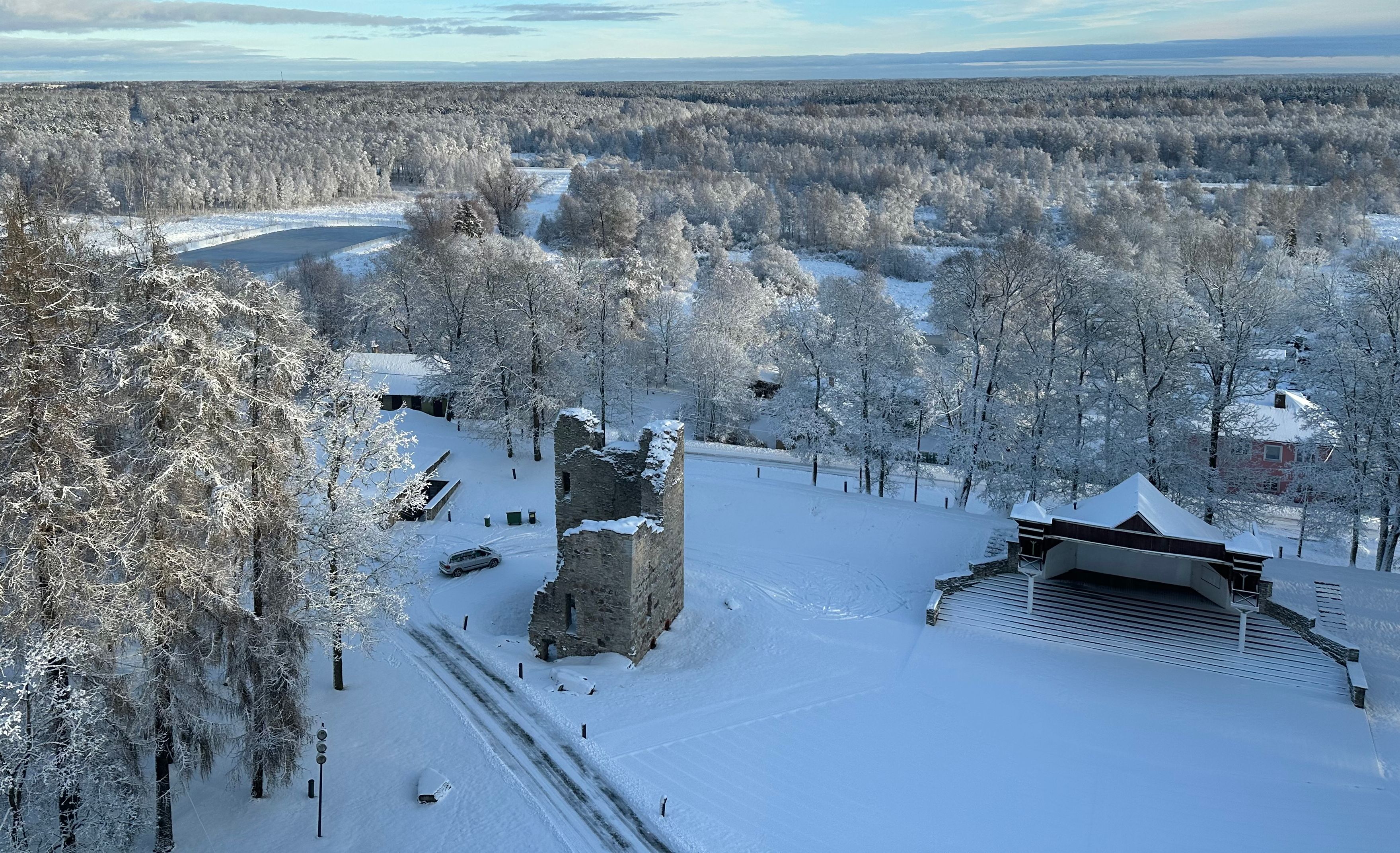 Mit der Errichtung des Ordensburges wurde es im Jahre 1265 begonnen. Im Bau des Burges wurde hier an Ort und Stelle vorhandener weißer Kalkstein benut