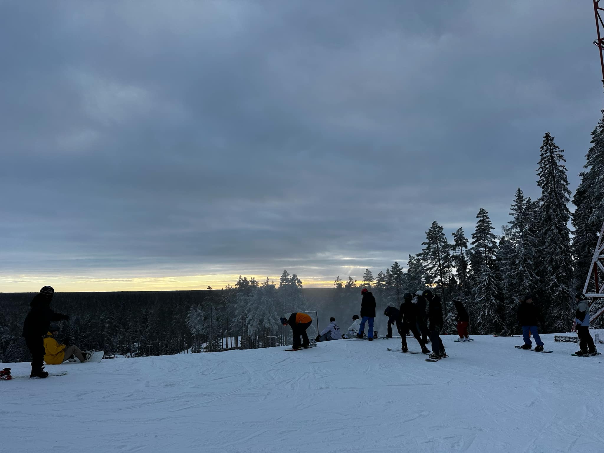 Valgehobusemē snovborda un kalnu slēpošanas nogāzes garums ir 230 m, platums 40 m, bet augstuma starpība starp kalna virsotni un pakāji ir 30 m. Kalnā