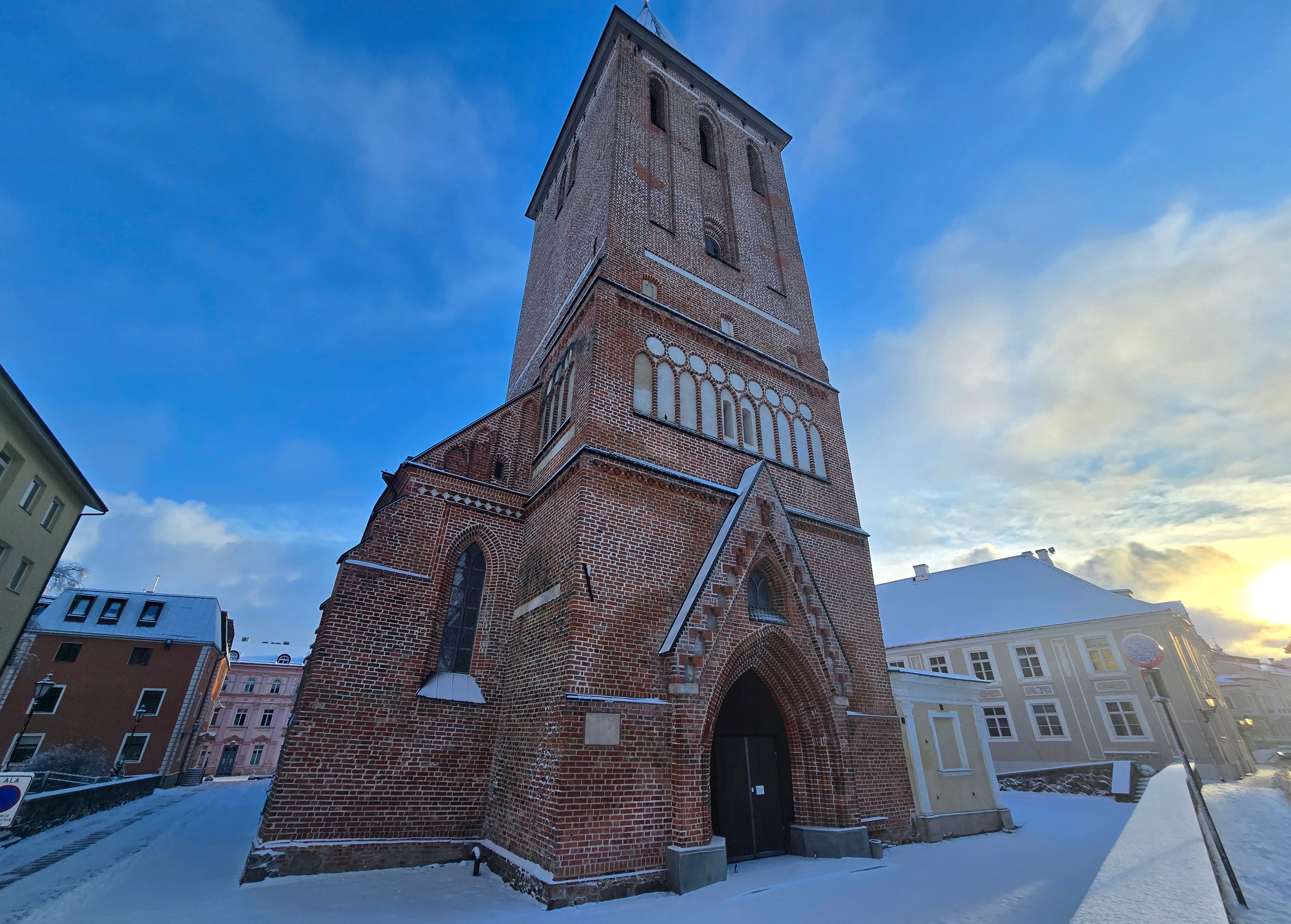 Tartu St. John’s Church, which was built in the 14th century in the Gothic style, is one of the oldest in Estonia; moreover, it is unique in Europe du