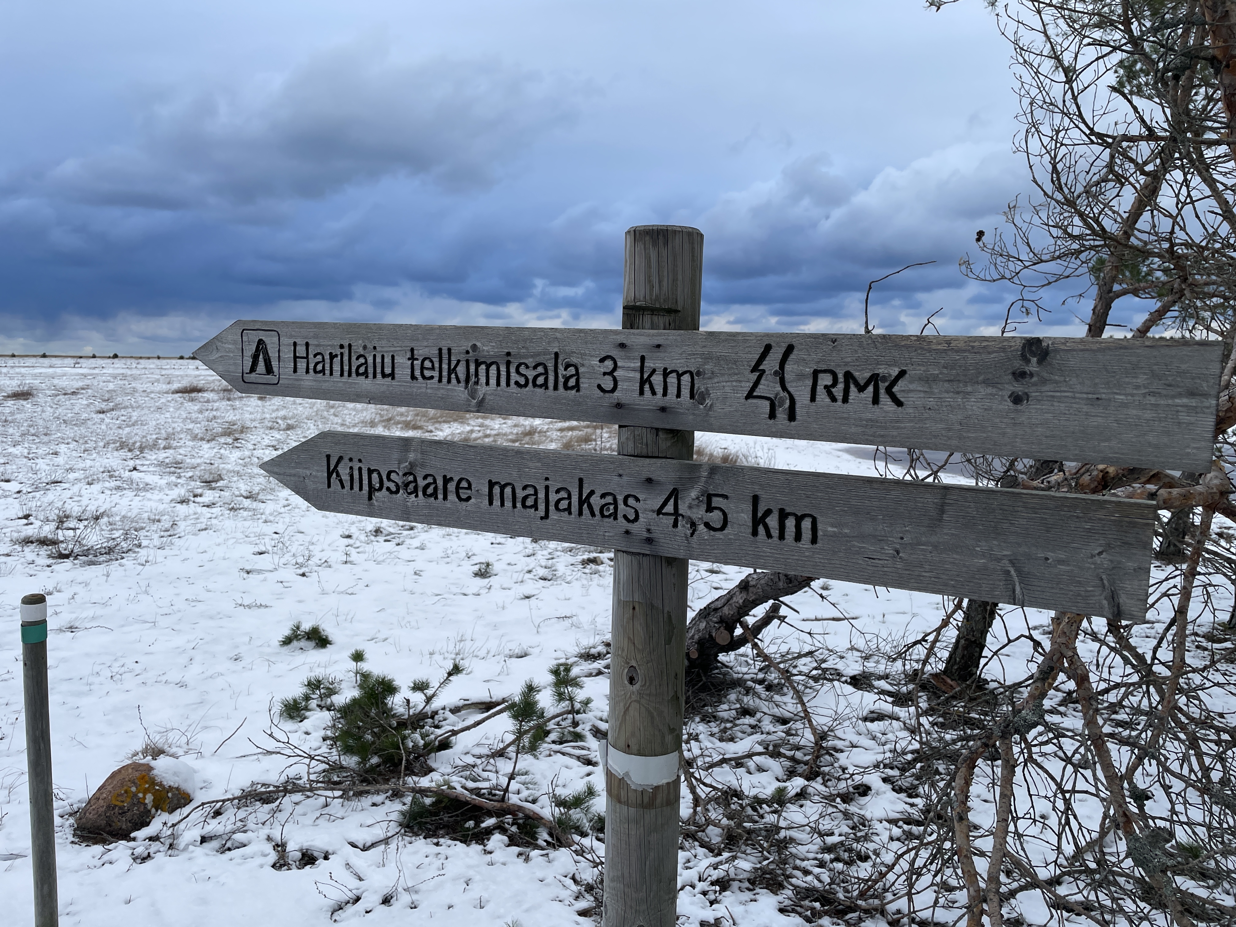 Kiipsaare tuletorn valmis 1933. aastal ja see on 26 meetri kõrgune. Algselt ehitati torn ligikaudu 100 meetri kaugusele rannast, kuid tänapäeval paikn