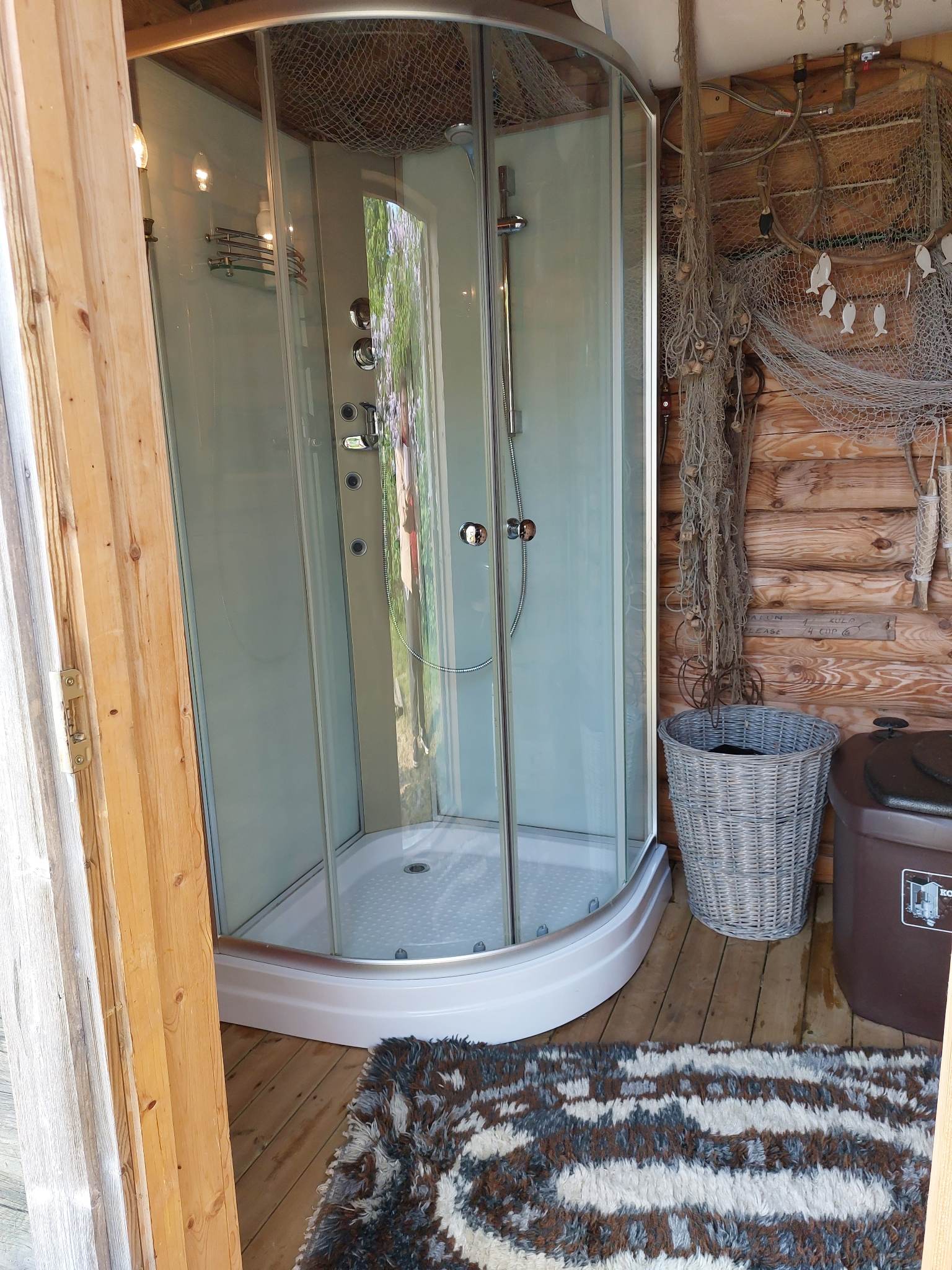 Dussiruum ja bio-wc kõrvalmajas