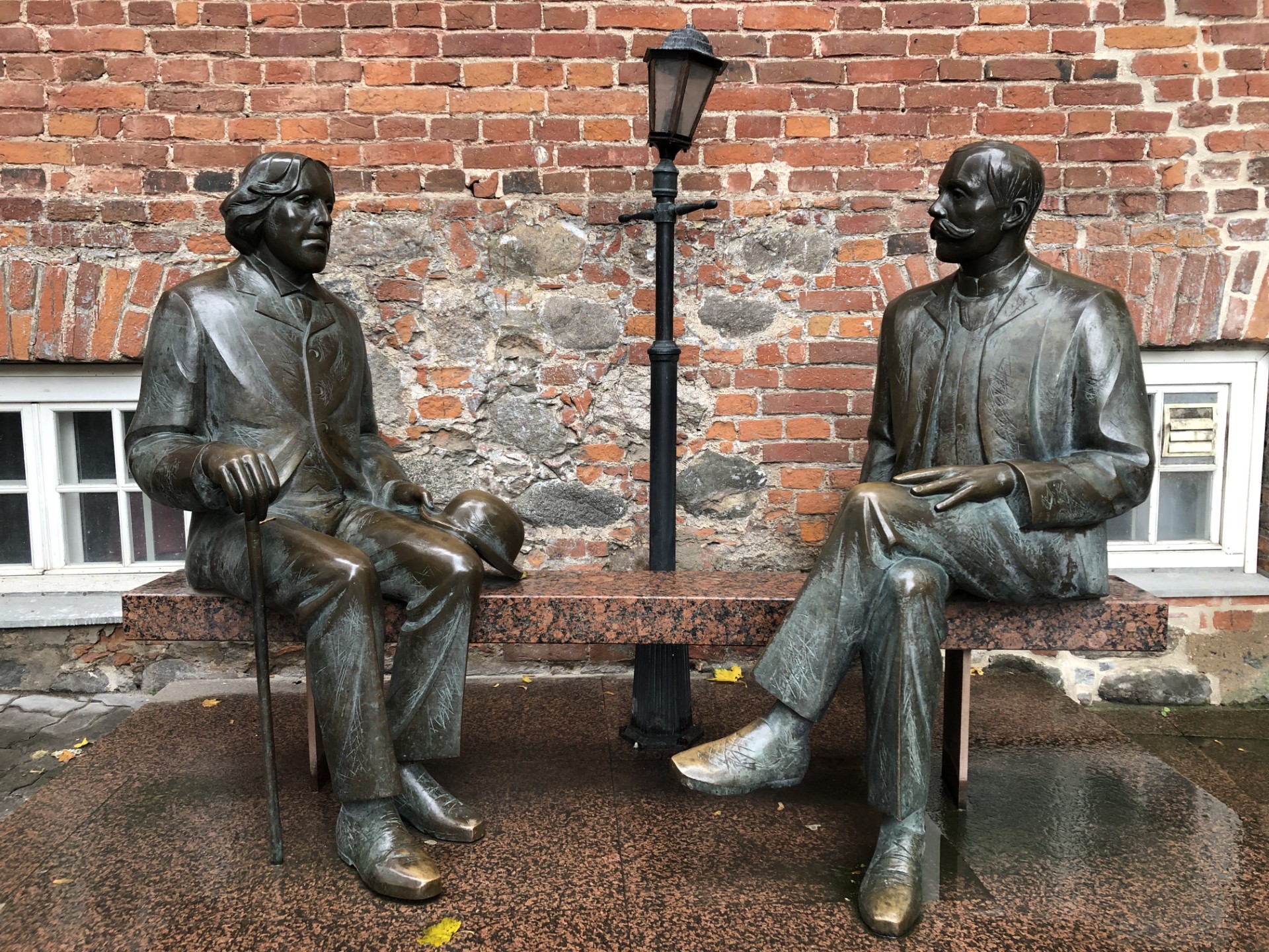 Sculpture of Eduard Vilde and Oscar Wilde