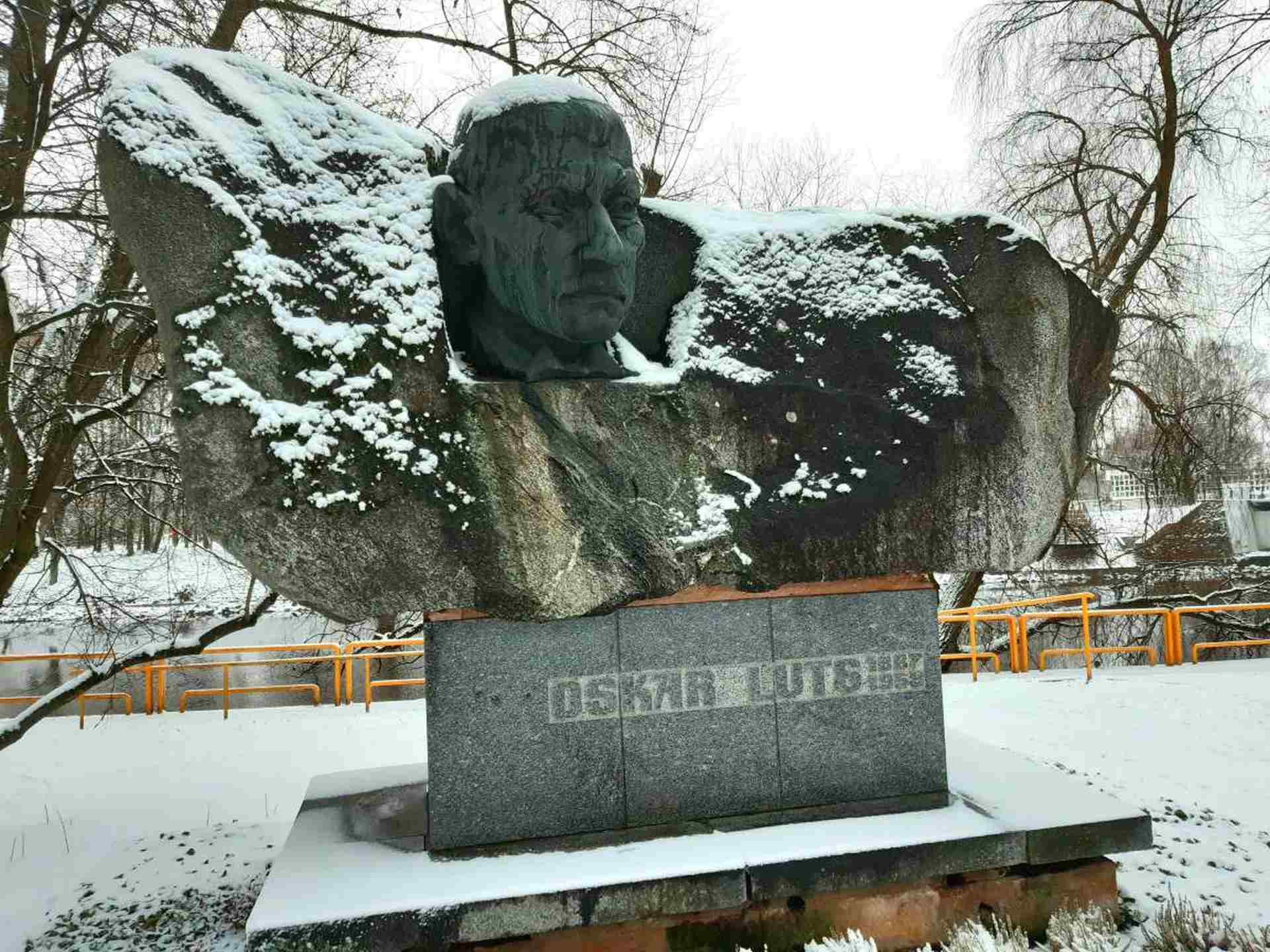 Sculpture of Oskar Lutsu by the River Emajõgi 