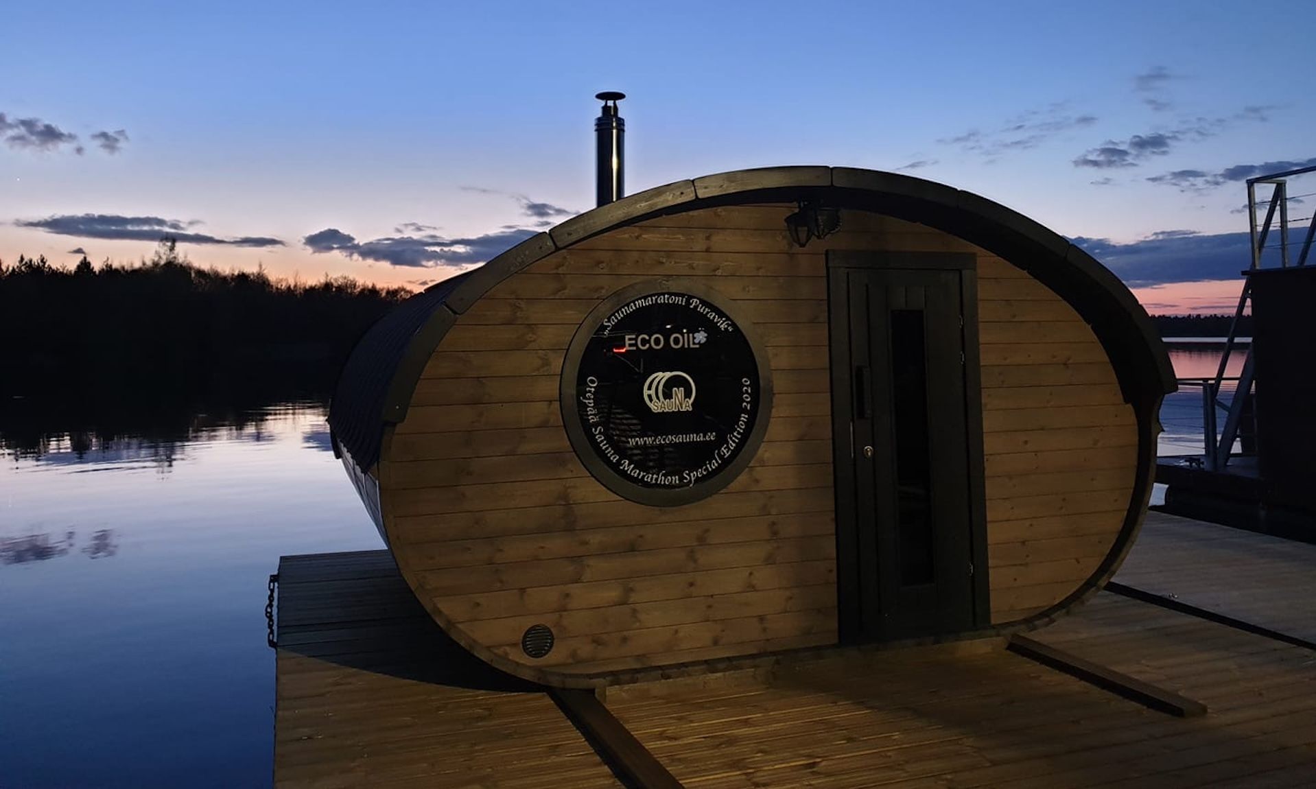 Paekalda Puhkekeskuse parvsaun "Puravik" õhtuhämaruses