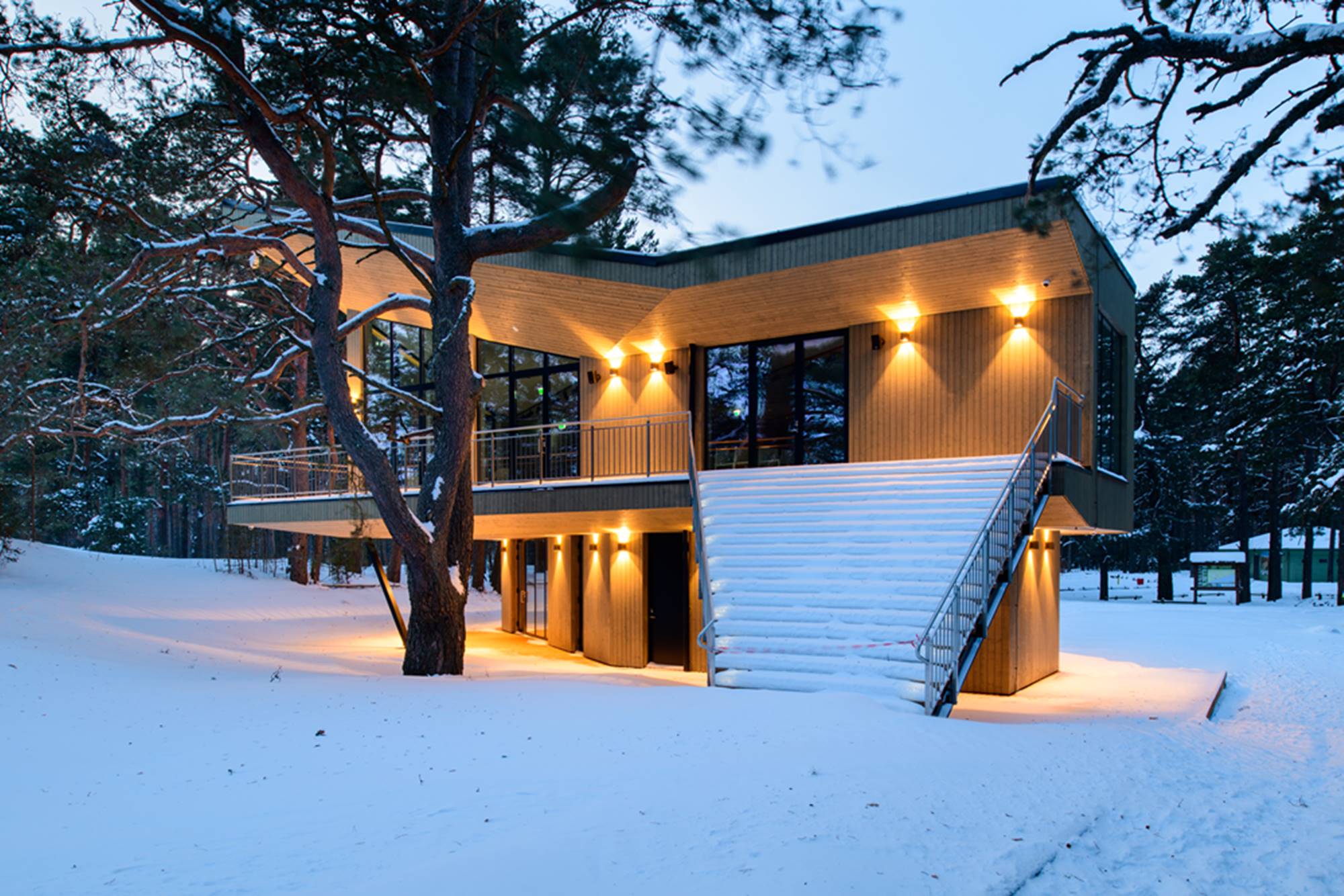 Kauksi Rannahoone talvel tuledes
