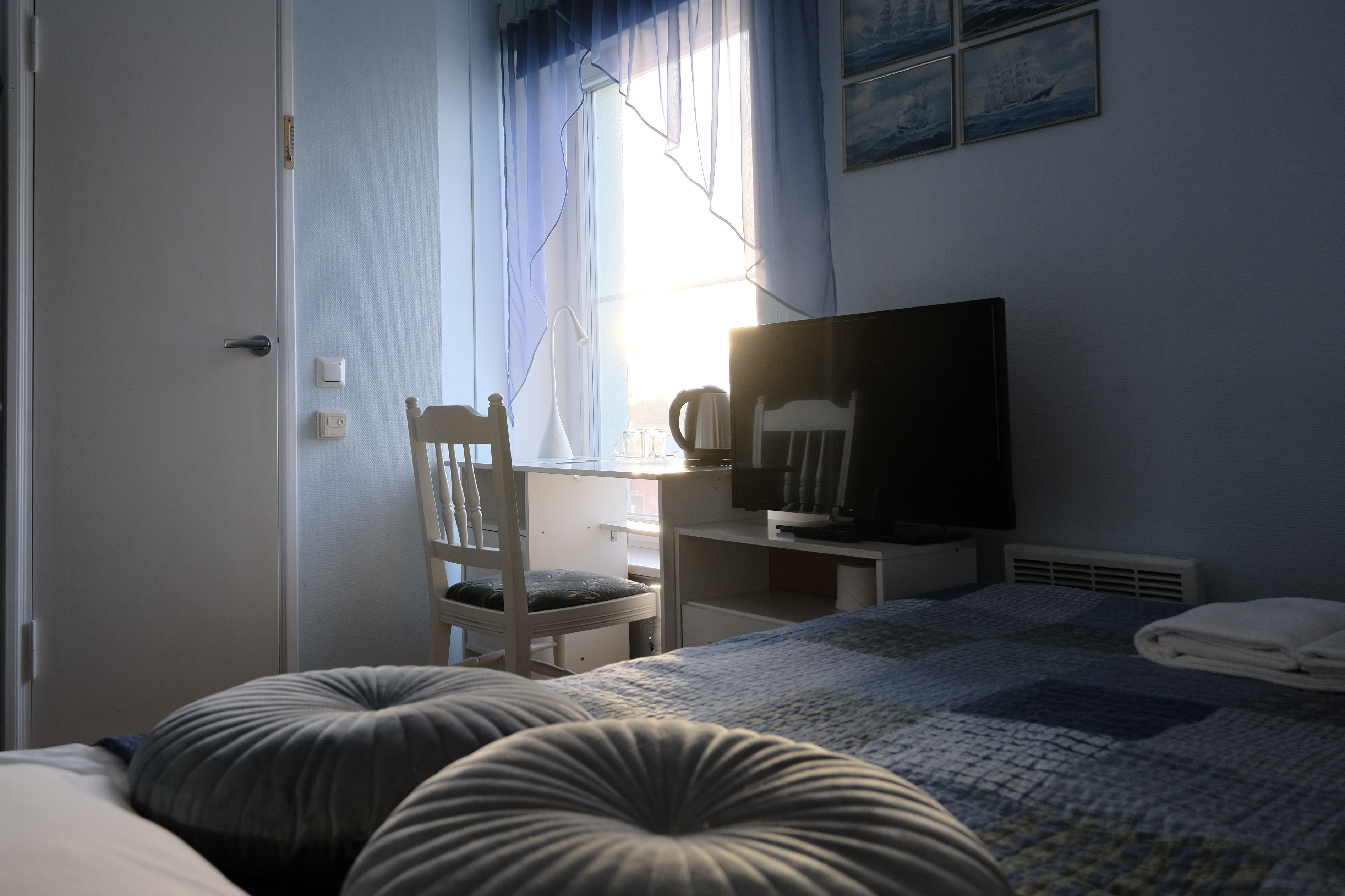 Play of light in the small Sea Room