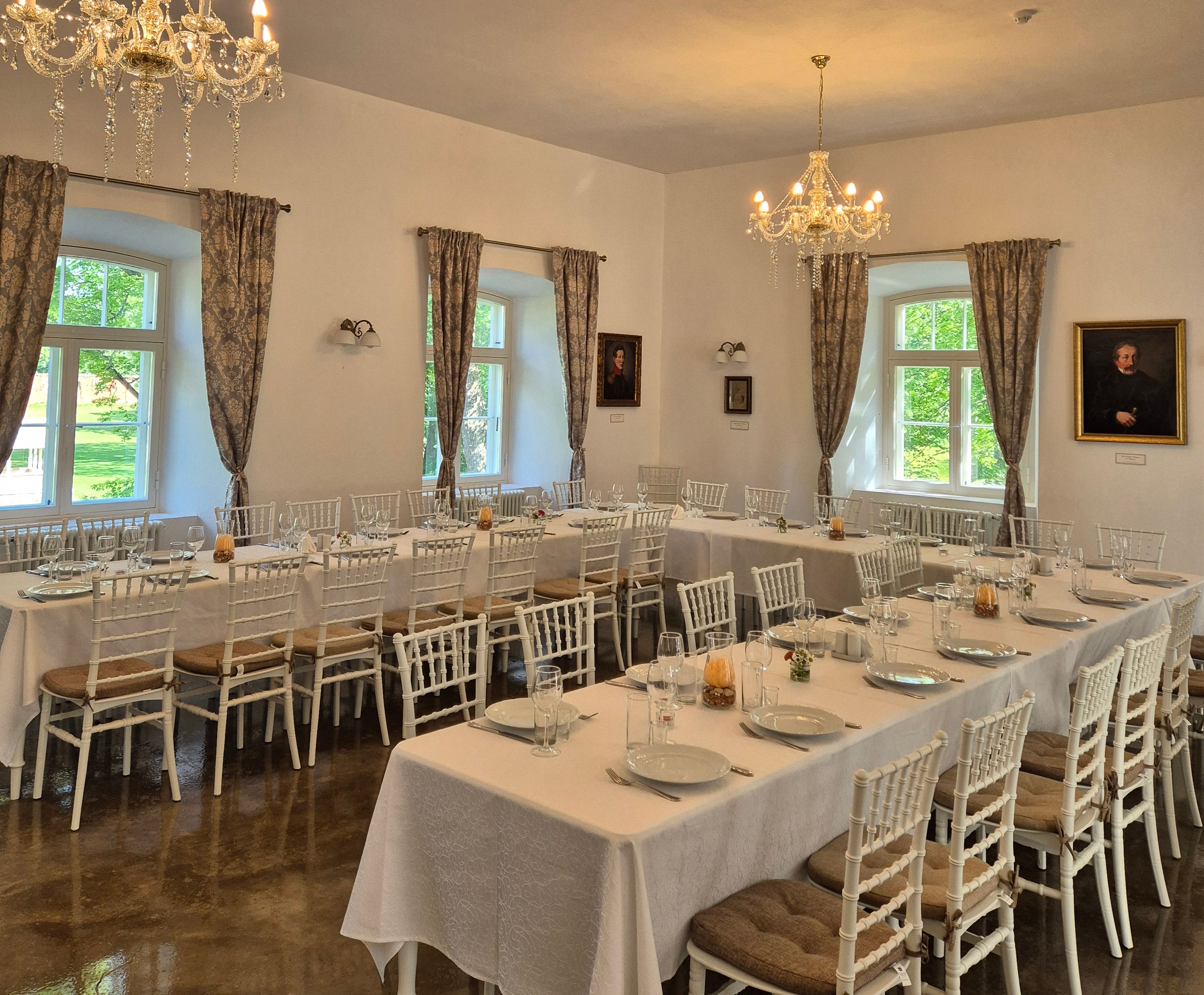Ajalooline kohviku- ja peosaal Luke mõisas, kaetud lauad ürituseks.