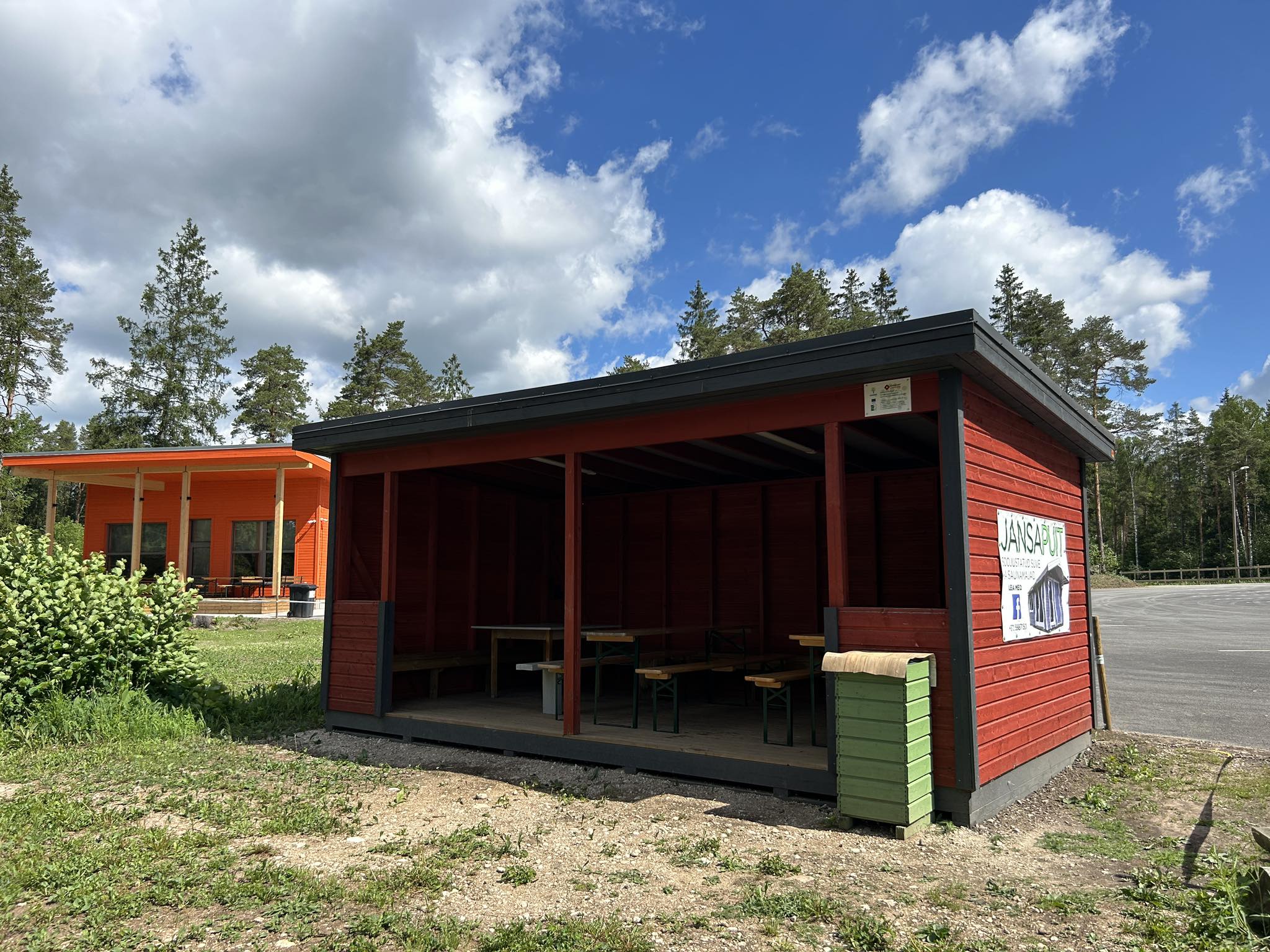 Õue paviljon keskuses