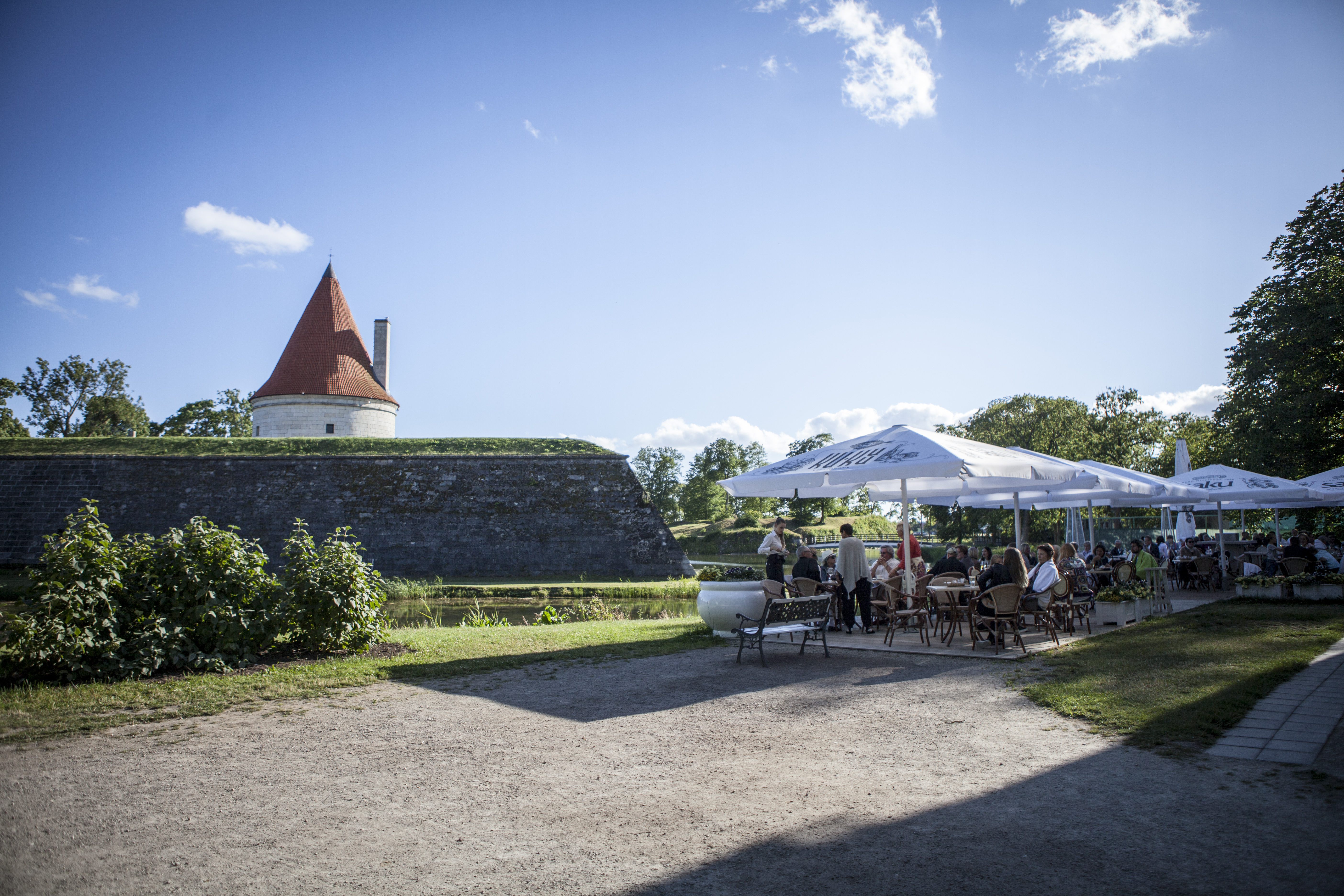 Kuressaare Kuursaali päikeseline lossiterrass