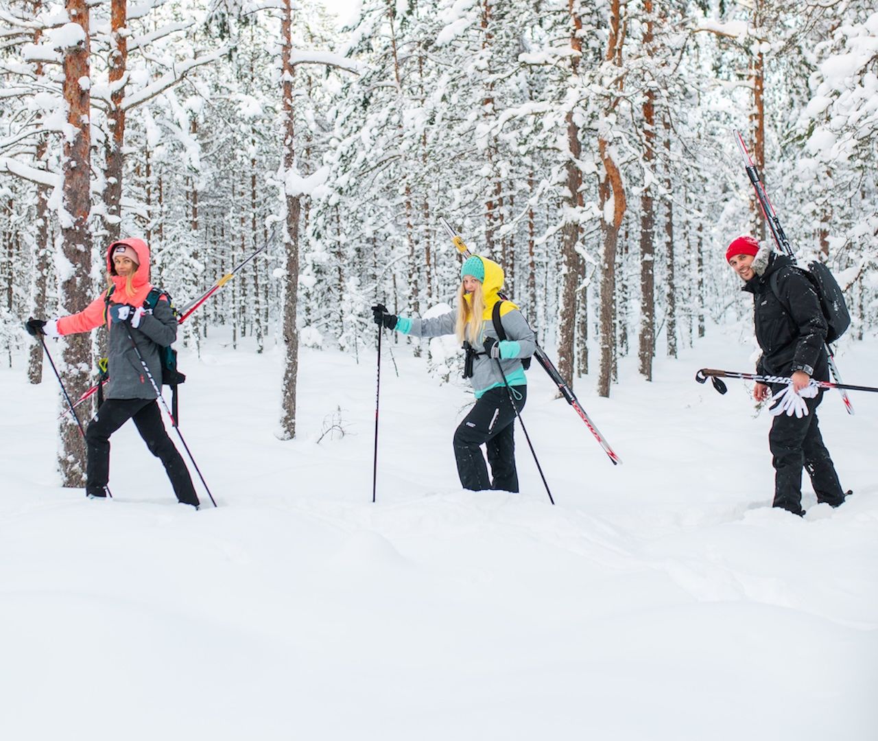 Räätsamatkad pakuvad unustamatu elamuse! Saad rabas vabalt ringi kõndida - kevadel-sügisel kiikuda lauka serval, talvel liikuda kerge vaevaga ooside n