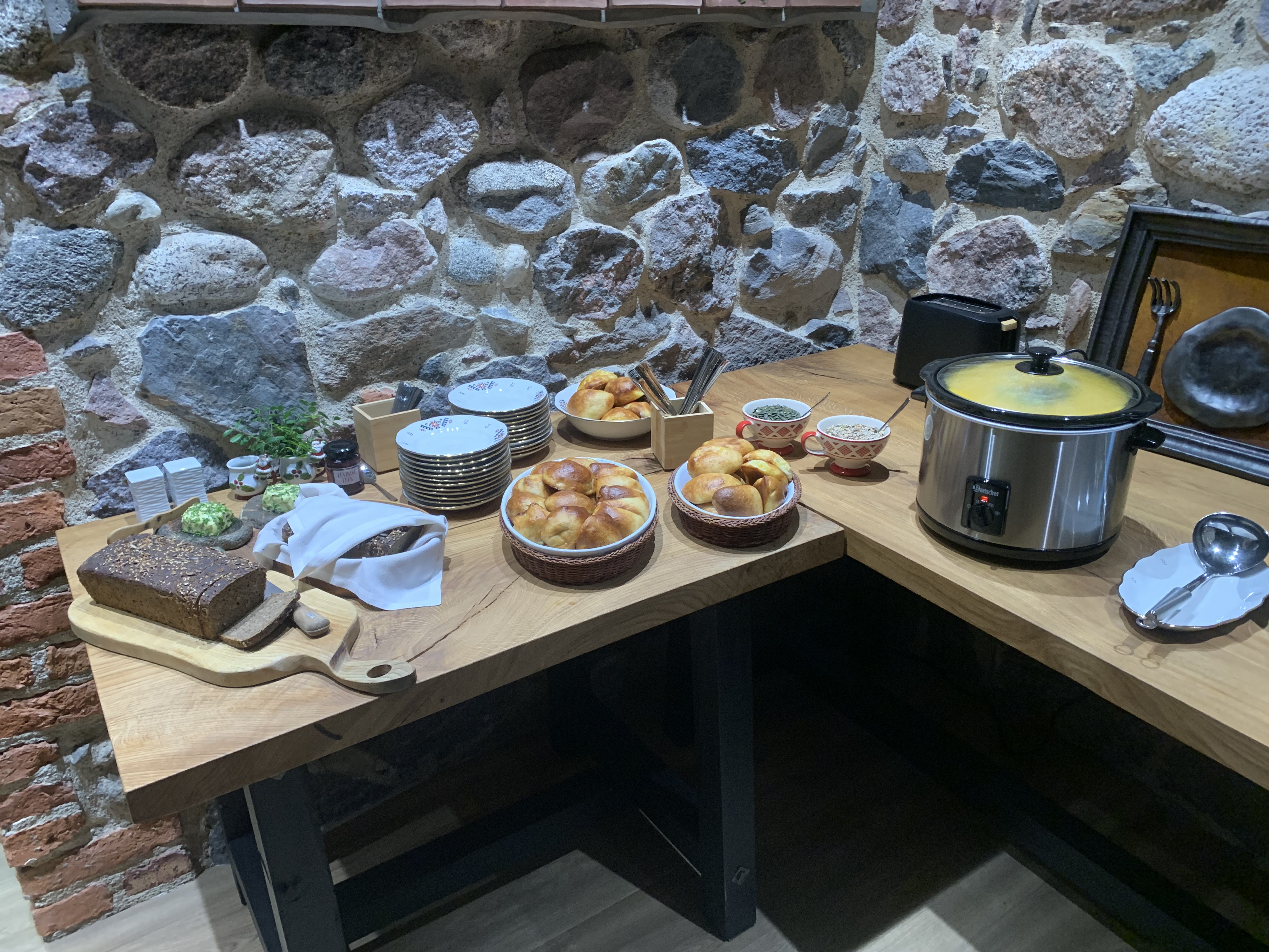 Kürbispüree-Suppe, Fleischpasteten und handgemachtes Brot