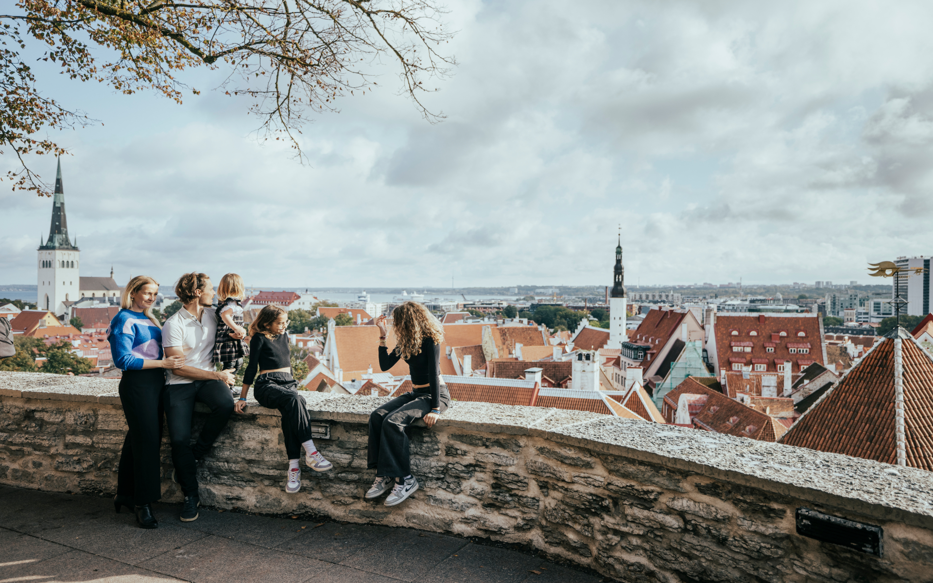 Perekond nautimas vaadet Kohtuotsa vaateplatvormil